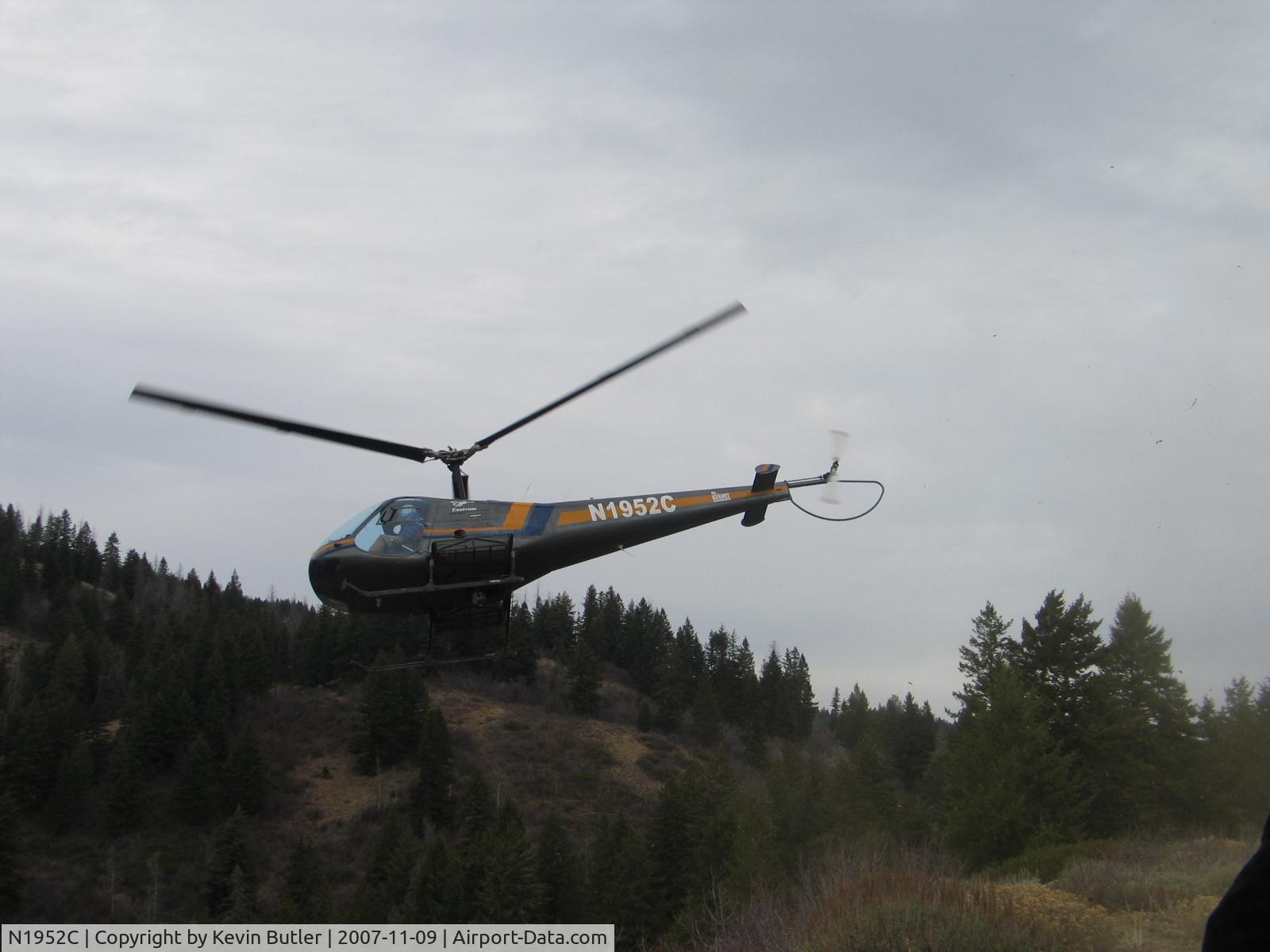 N1952C, 1981 Enstrom F-28F Falcon C/N 709, Being used by law enforcement to recover the remains of a hunter who had been missing for 3 years.  Boise County (Idaho) 10/07