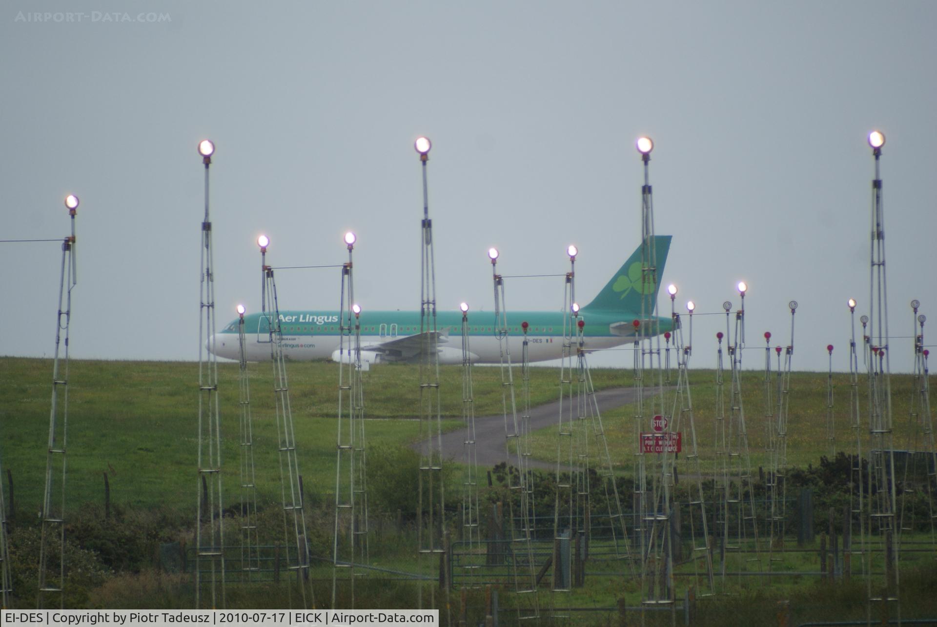 EI-DES, 2005 Airbus A320-214 C/N 2635, Waiting for free runway