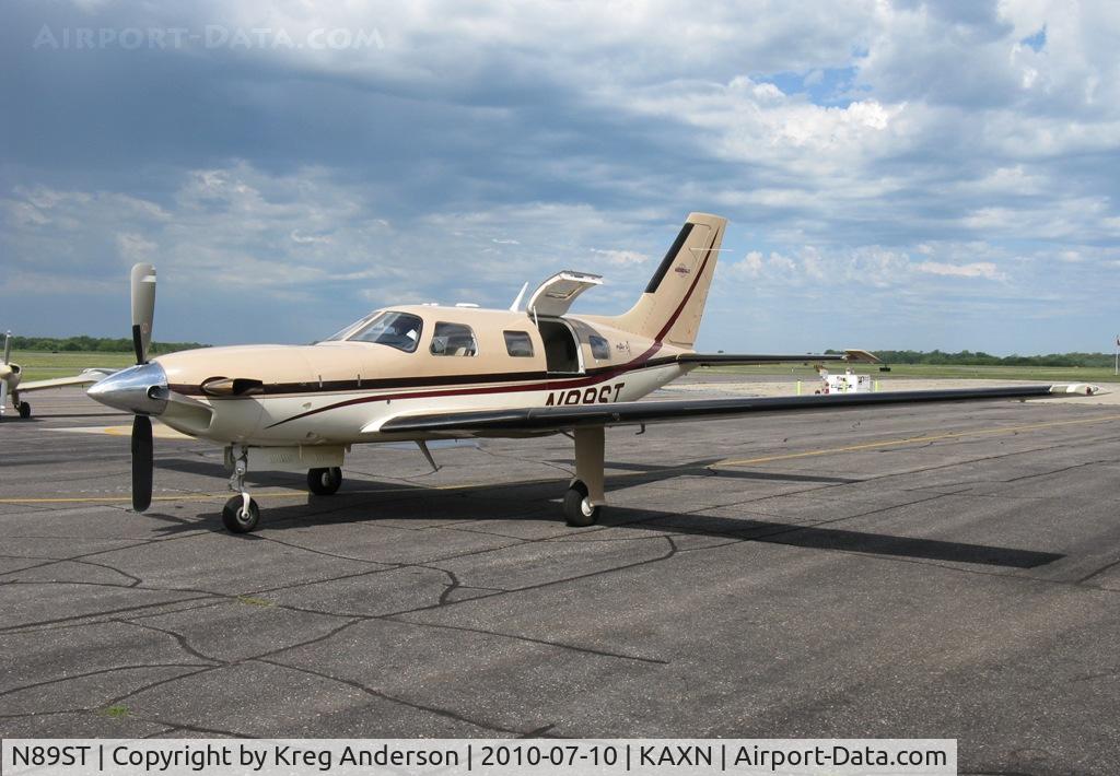 N89ST, 2000 Piper PA-46-500TP C/N 4697008, Piper PA-46-500TP Meridian by the terminal.