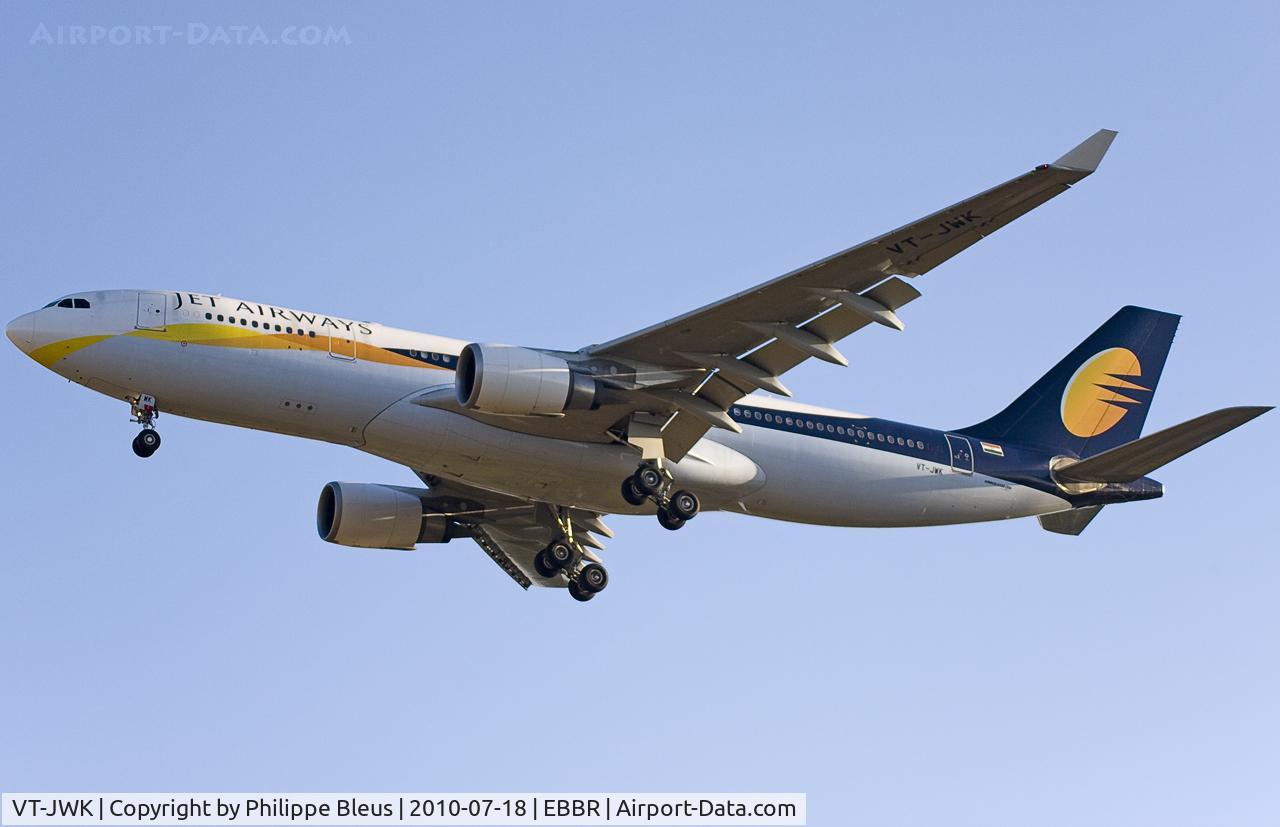 VT-JWK, 2007 Airbus A330-203 C/N 888, Early arrival at 7:14 local time (with consequent light conditions). Short final rwy 25R.