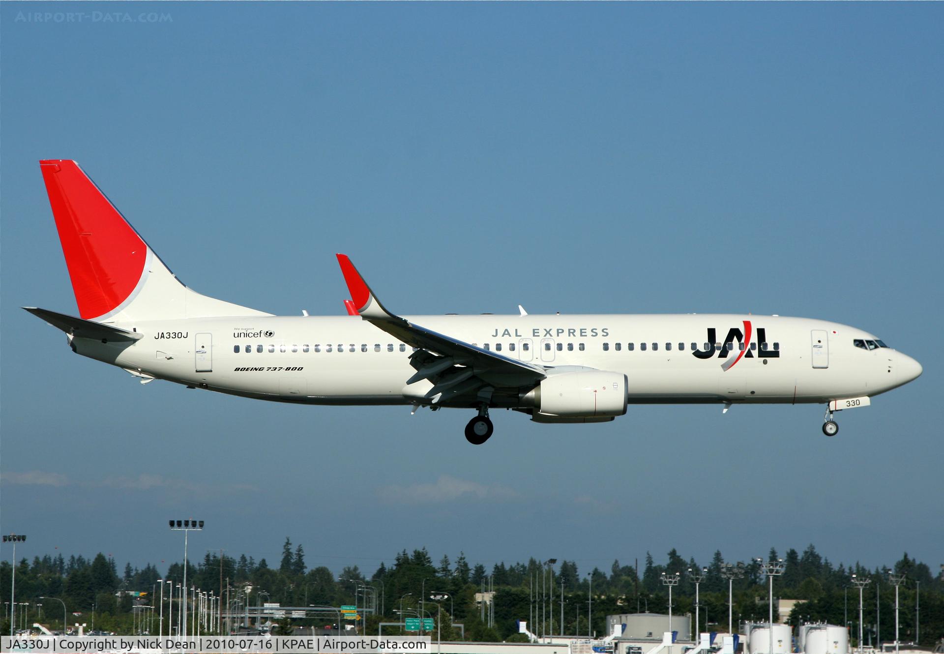 JA330J, 2010 Boeing 737-846 C/N 35359, KPAE Boeing YL221 short final for the 16R touch and go