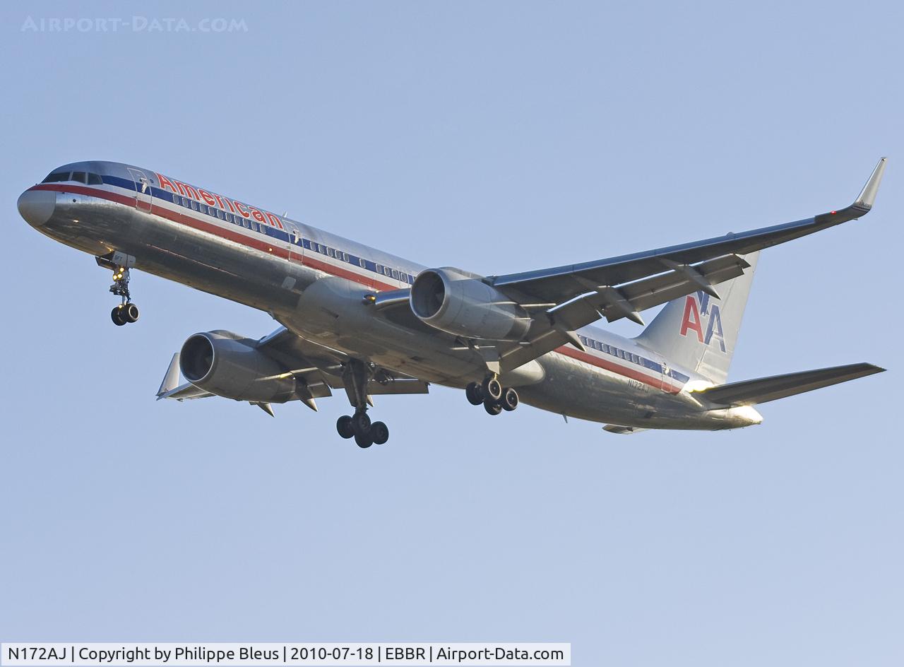 N172AJ, 2002 Boeing 757-223 C/N 32400, Early arrival from JFK as flight AA172 (look at the tail number !!!) on short final rwy 25R. Winglets.
