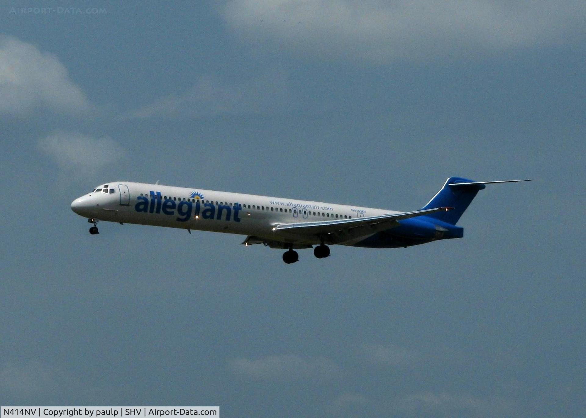 N414NV, 1989 McDonnell Douglas MD-88 C/N 49766, Landing at Shreveport Regional.