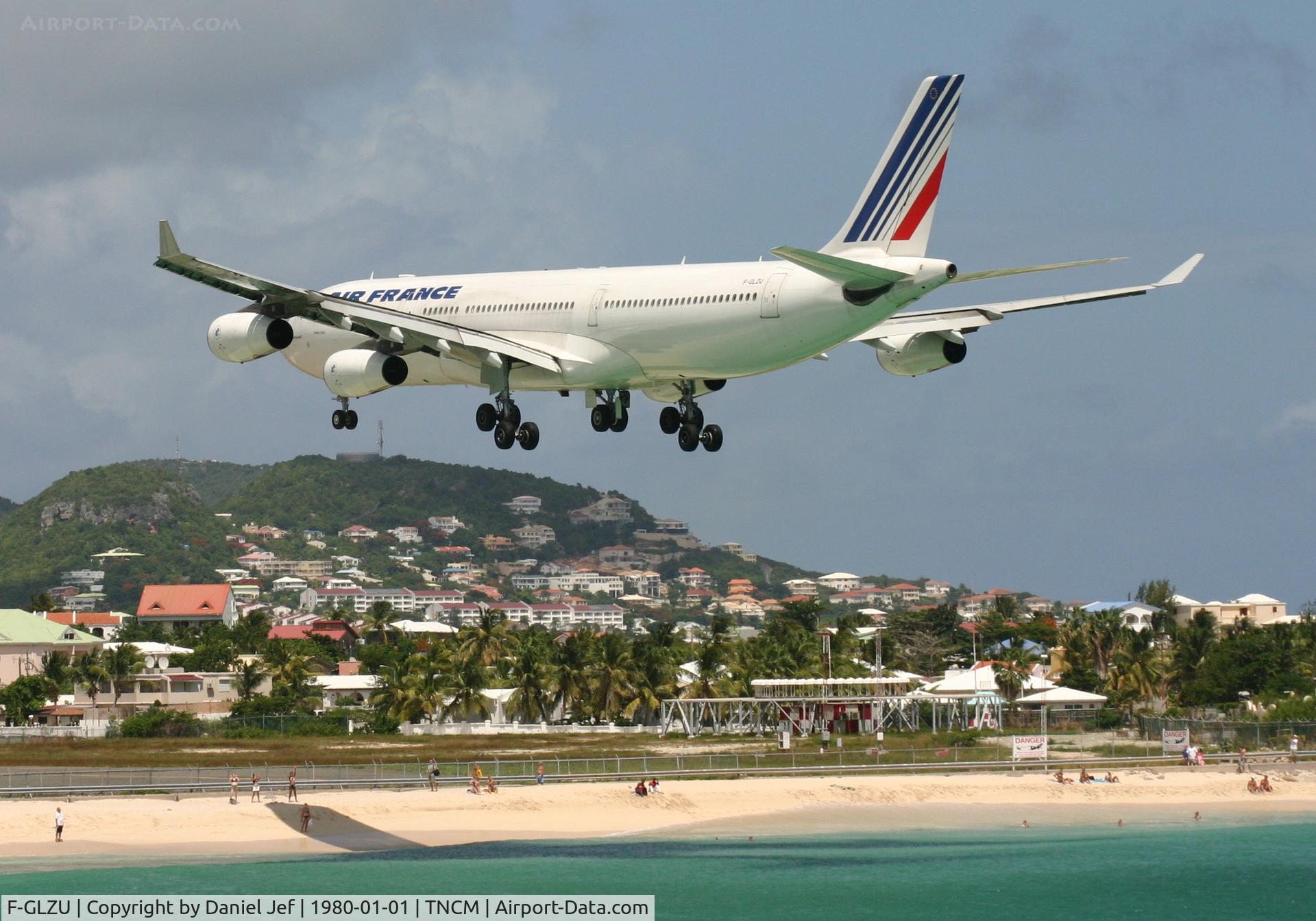 F-GLZU, 2000 Airbus A340-313X C/N 377, Air France F-GLZU over the Maho beach at TNCM