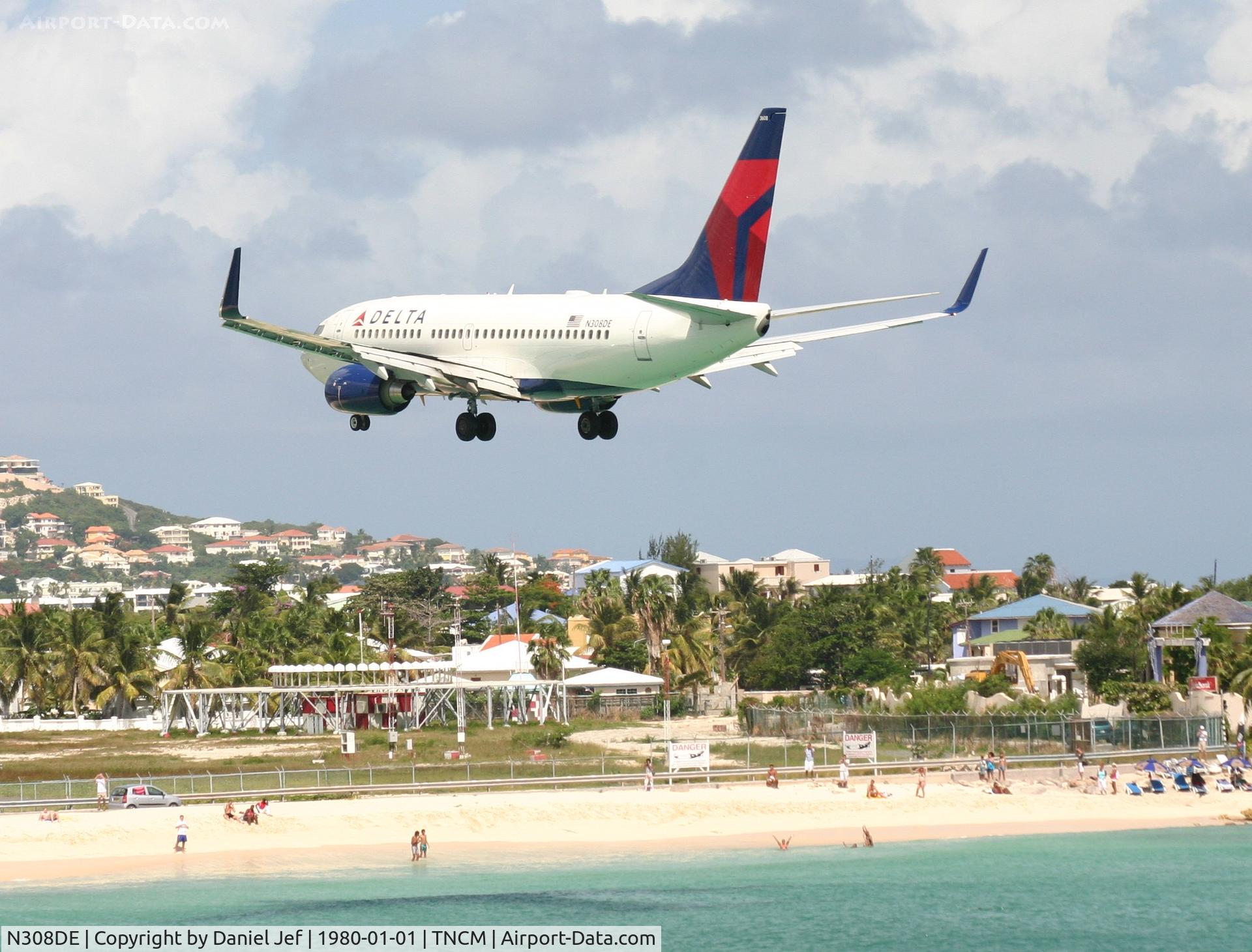 N308DE, 2009 Boeing 737-732 C/N 29656, Delta N308DE over the tresh hold at TNCM runway 10