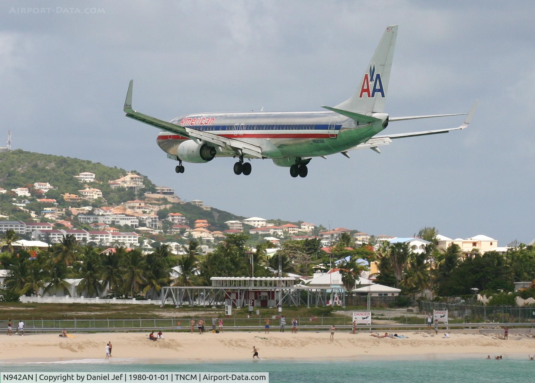 N942AN, 2000 Boeing 737-823 C/N 30084, American airlines over the tresh hold at Maho beach TNCM runway 10