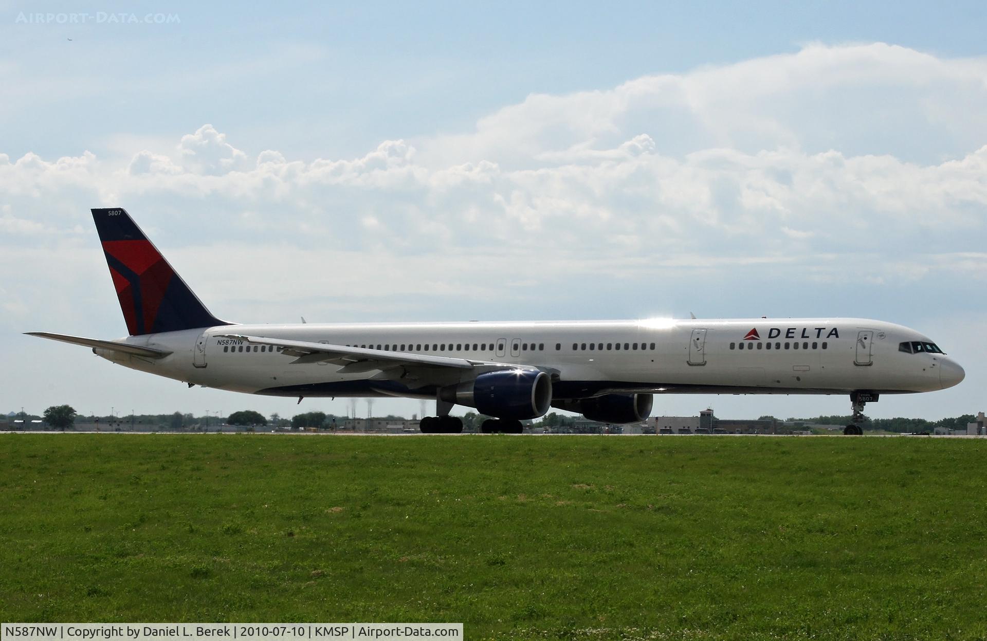 N587NW, 2002 Boeing 757-351 C/N 32986, While visiting the Minnesota Air Guard Museum, this beauty came right toward me, as if she were asking to be photographed.  Good thing I had a wide-angle lens to capture the length of this bird.