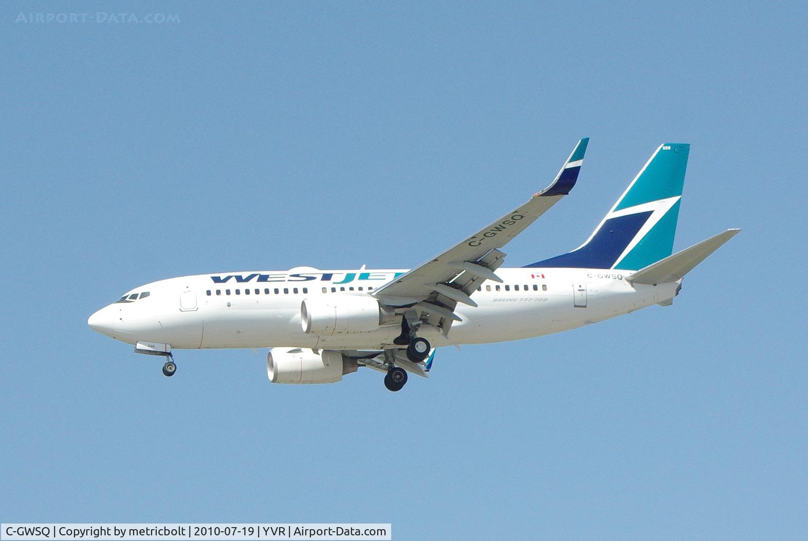 C-GWSQ, 2009 Boeing 737-7CT C/N 37091, Landing at YVR