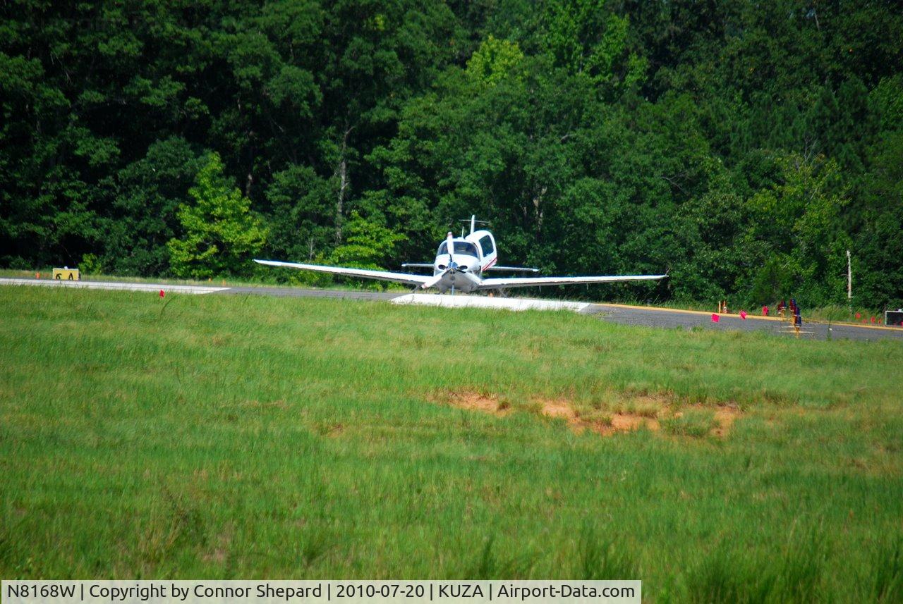N8168W, Cirrus SR22 C/N 0789, SR22 taxiing to runway 20 with the door open