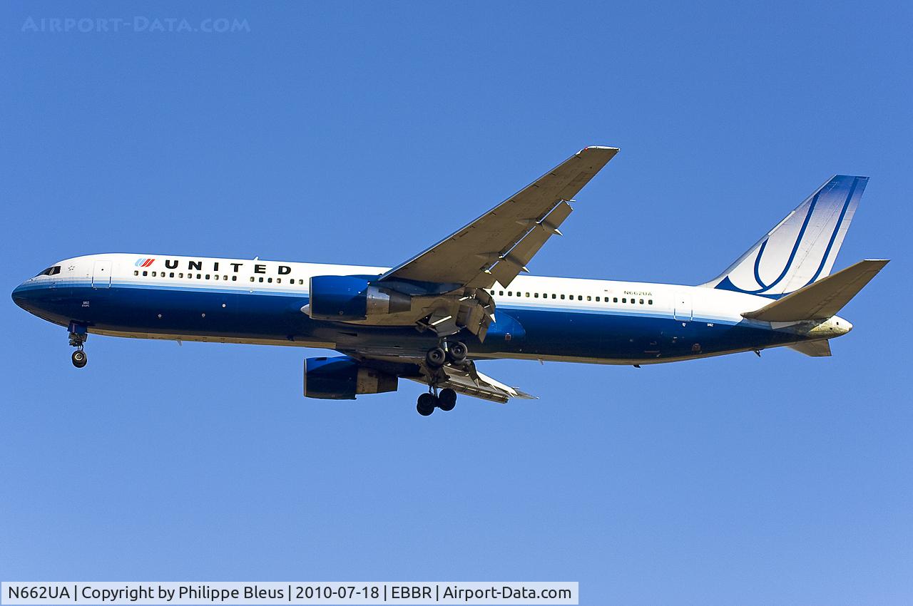 N662UA, 1993 Boeing 767-322 C/N 27159, US Heavy, direct from Chicago O'Hare,  diving to rwy 25R.