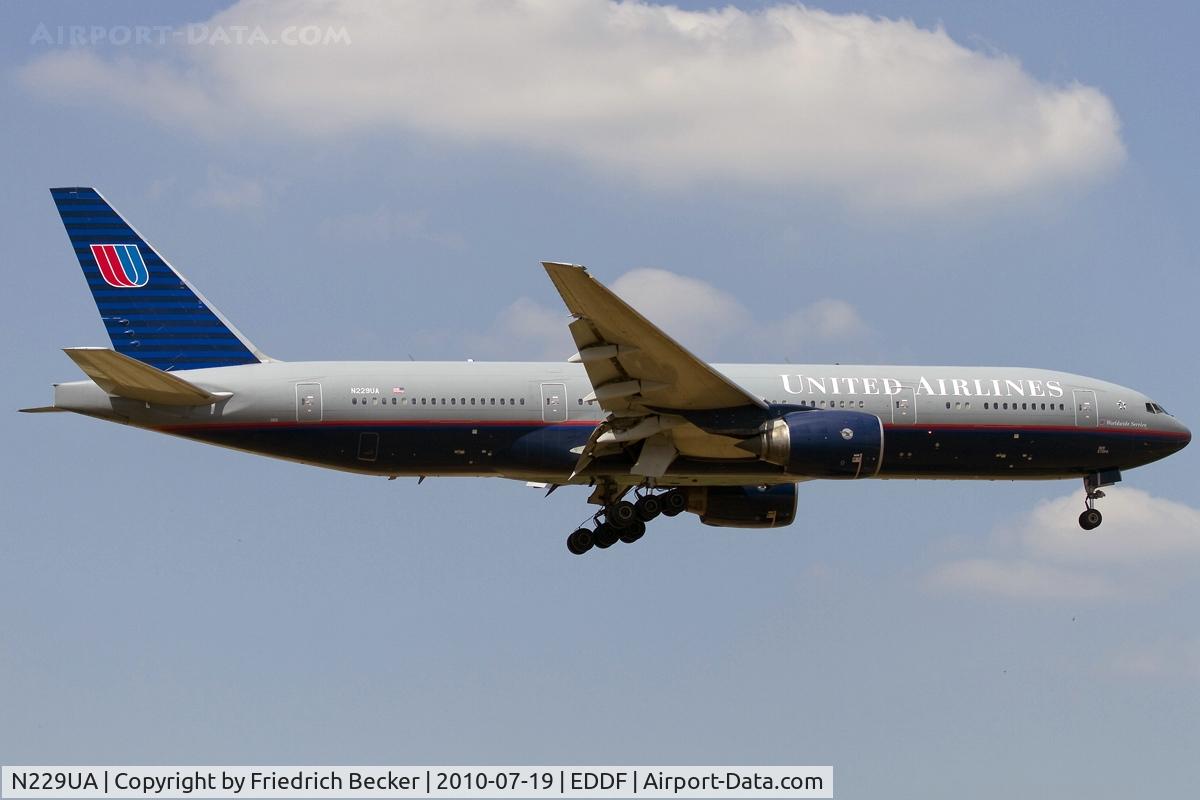 N229UA, 2002 Boeing 777-222 C/N 30557, short final RW07R