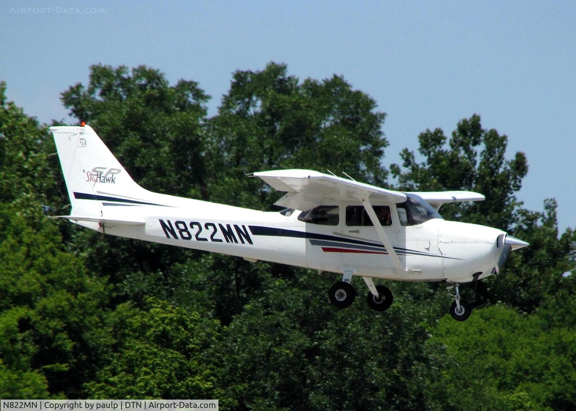 N822MN, 2002 Cessna 172S C/N 172S9260, Landing at Shreveport's Downtown Airport.