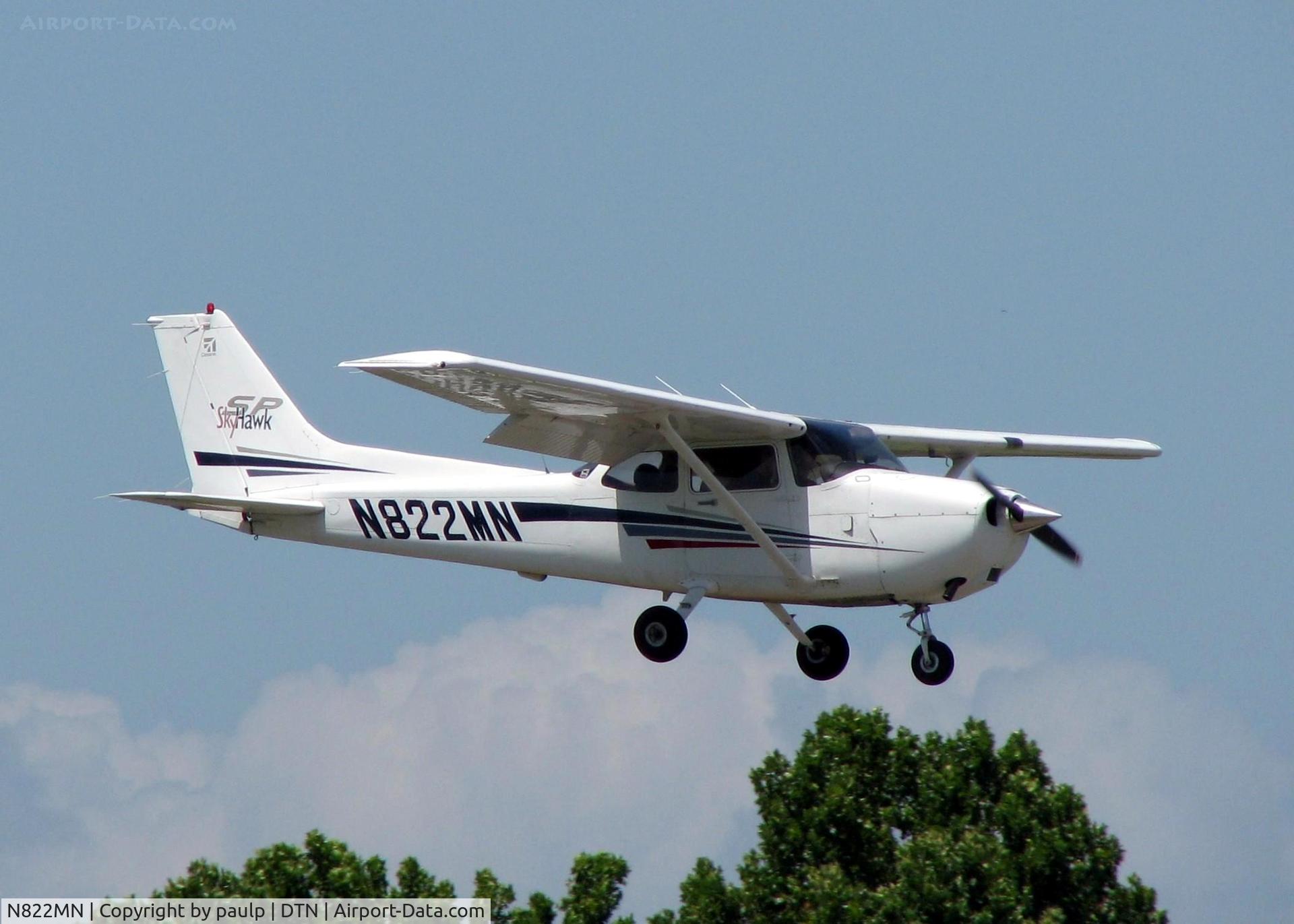 N822MN, 2002 Cessna 172S C/N 172S9260, Landing at Shreveport's Downtown Airport.