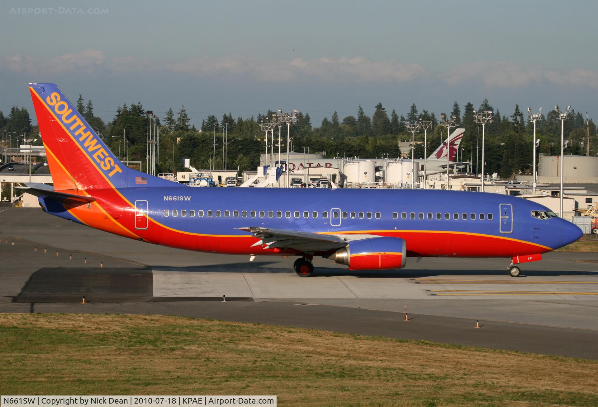 N661SW, 1985 Boeing 737-317 C/N 23173, KPAE Qatar 777 A7-BBH on the paint shop ramp in the background