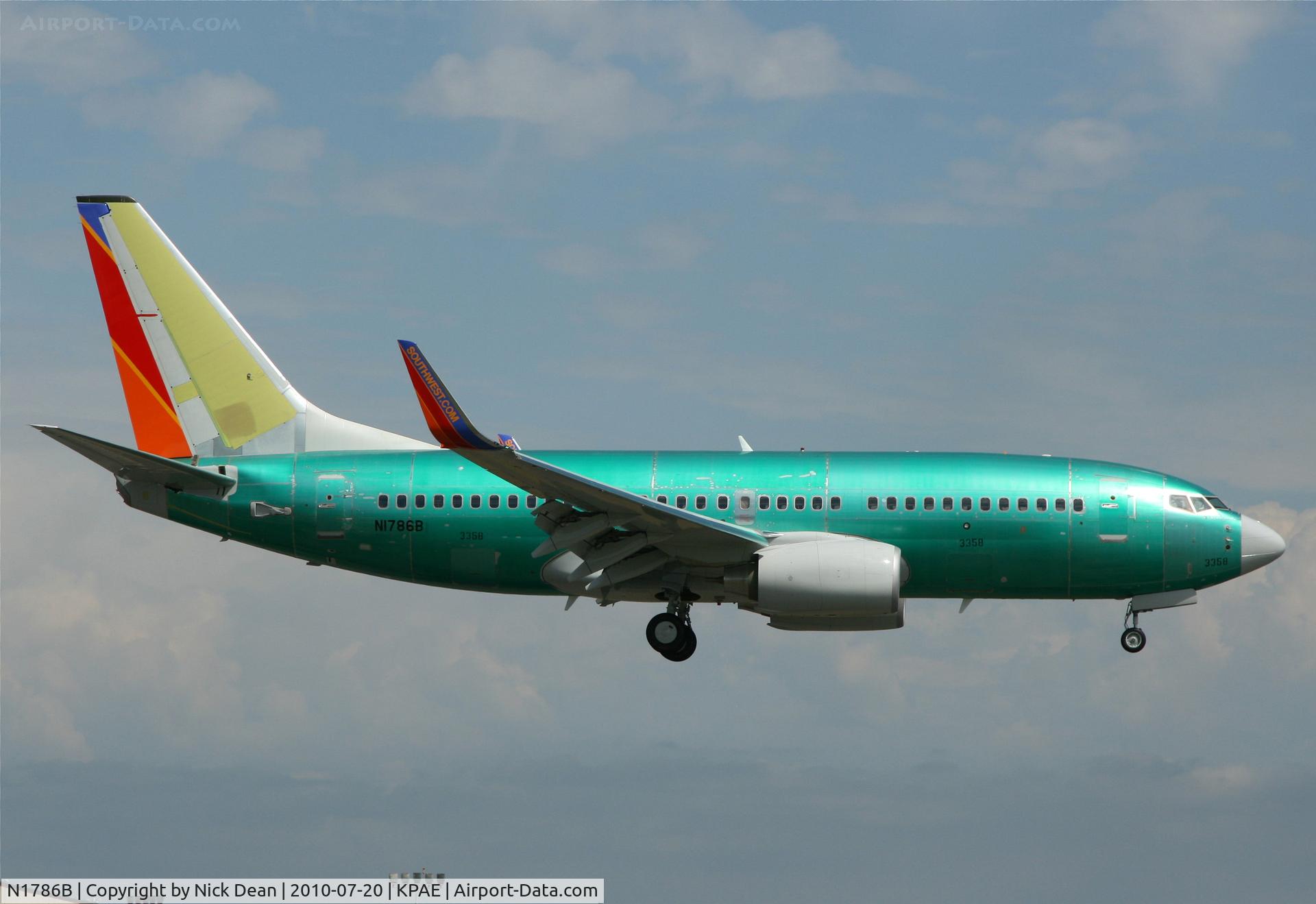 N1786B, 2008 Boeing 737-86D C/N 35770, KPAE Boeing 394 on the 16R touch and go