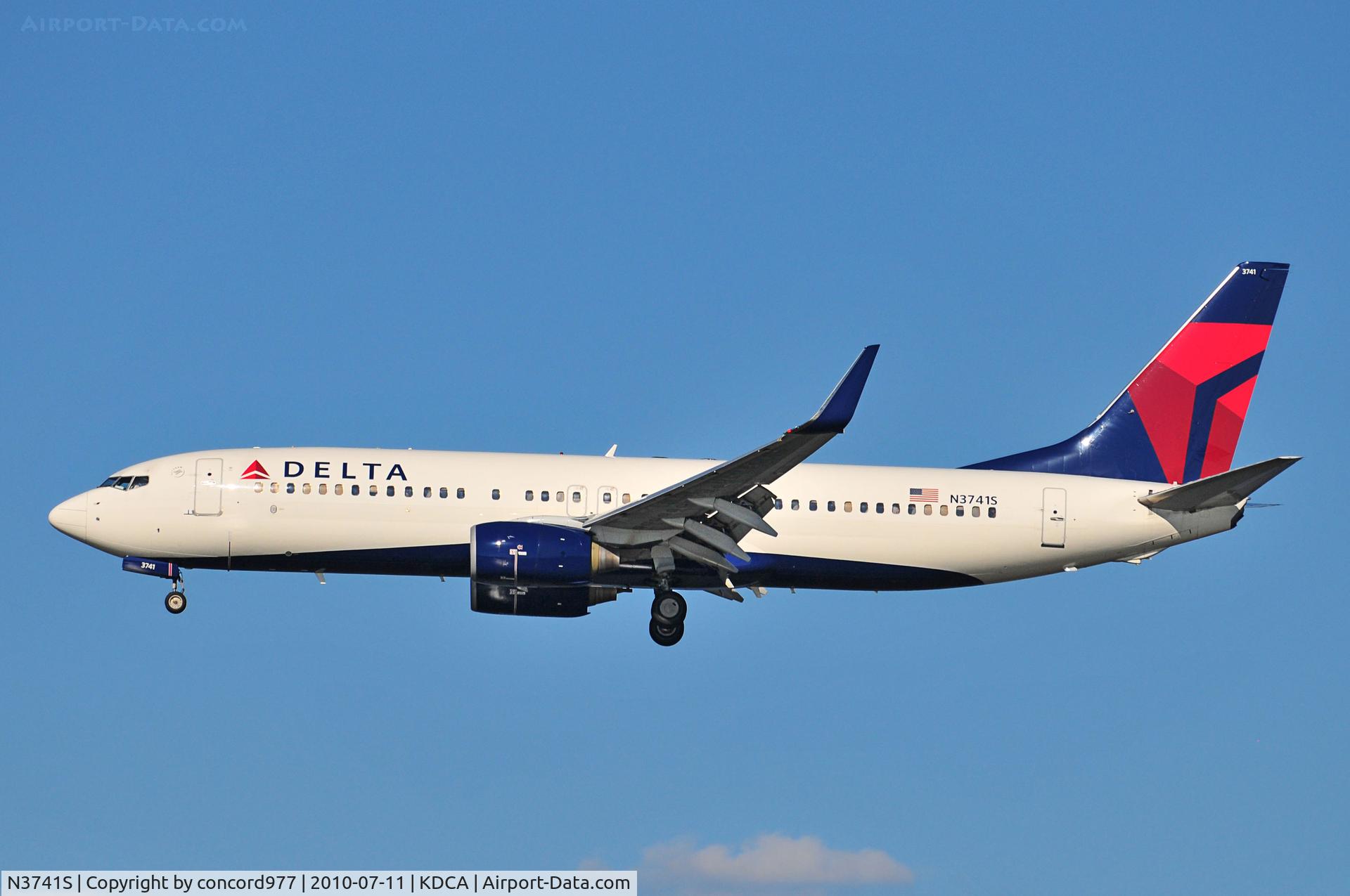 N3741S, 2001 Boeing 737-832 C/N 30487, Seen at KDCA on 7/11/2010