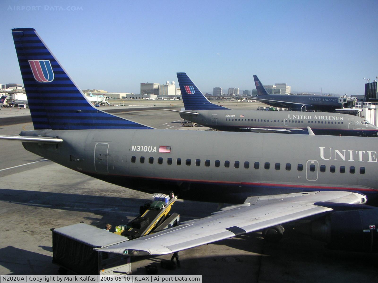N202UA, 1990 Boeing 737-322 C/N 24717, United Airlines Boeing 737-322, N202UA at gate 70B (center) KLAX.
