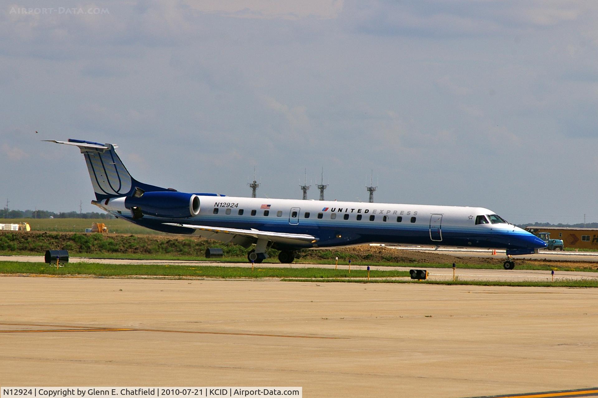 N12924, 2000 Embraer ERJ-145LR (EMB-145LR) C/N 145311, Landing roll-out