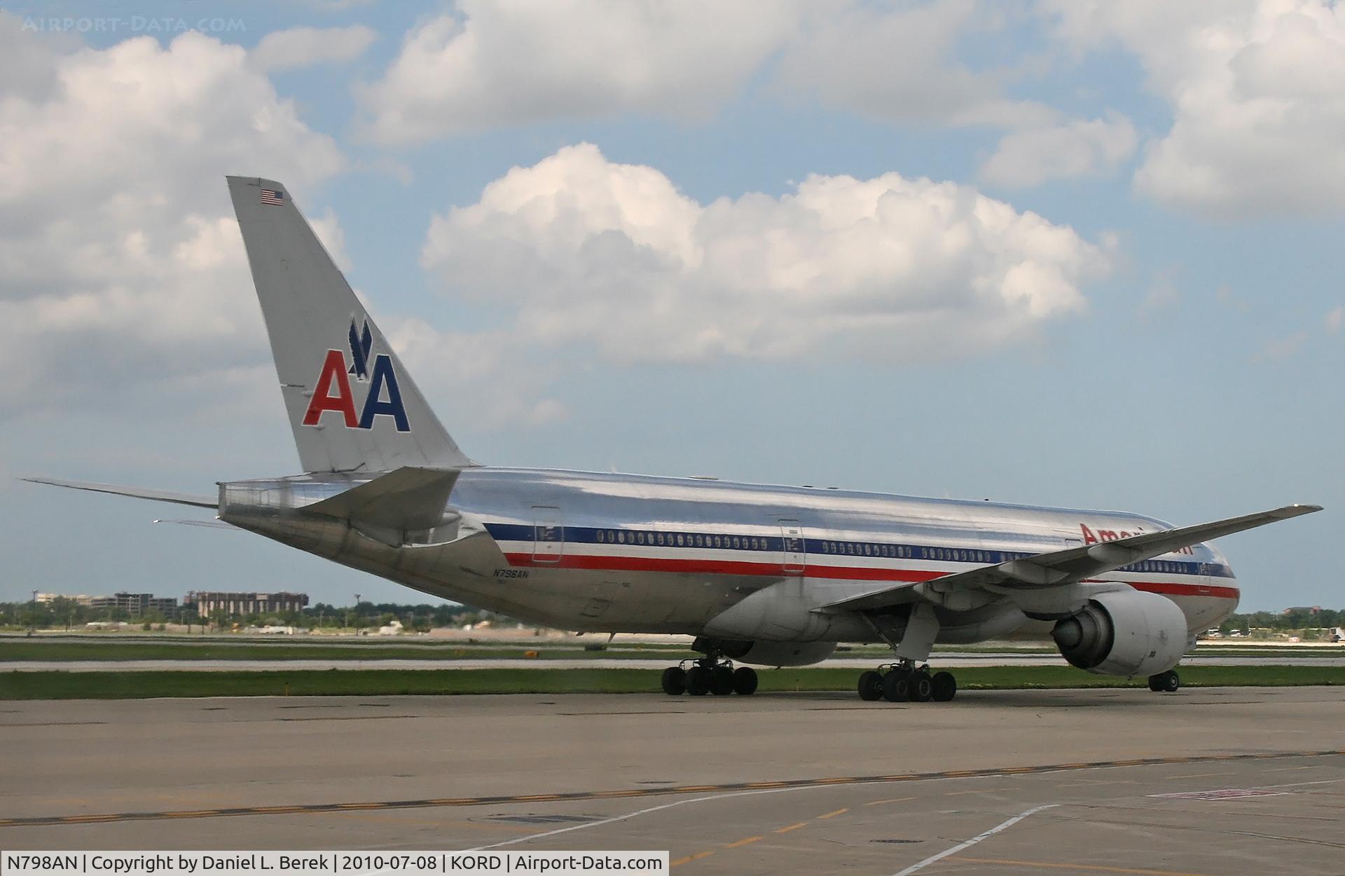 N798AN, 2001 Boeing 777-223 C/N 30797, A shiny American Airlines Triple-Seven taxies for take-off at Chicago O'Hare.