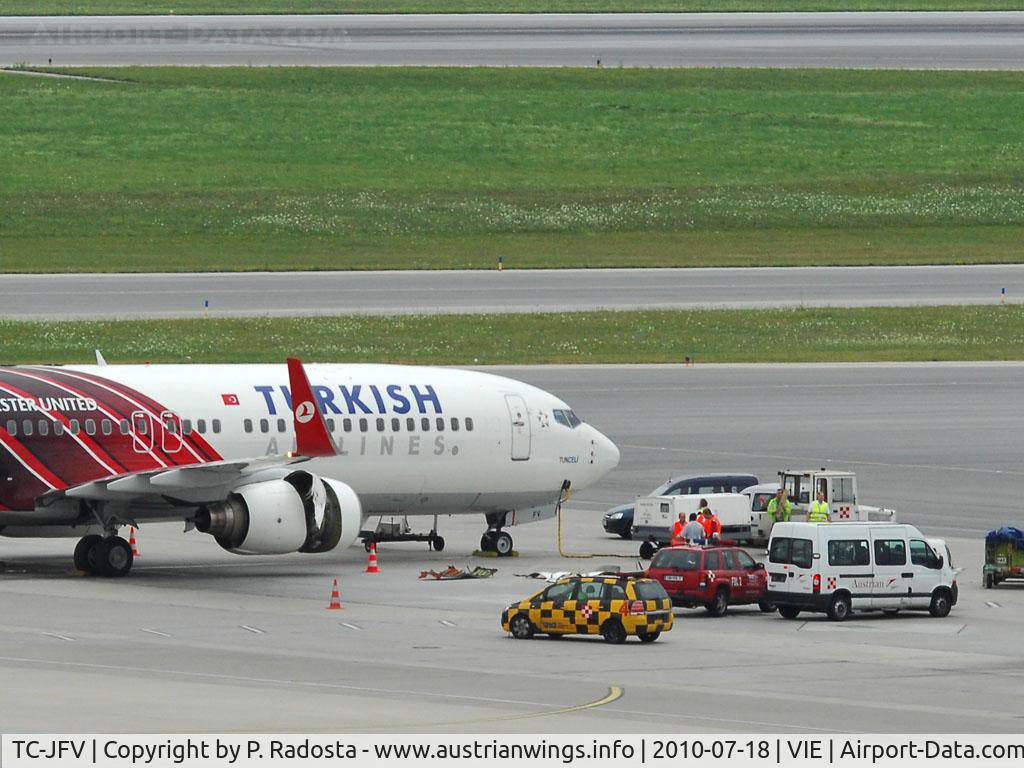TC-JFV, 2000 Boeing 737-8F2 C/N 29782, Plane los parts of the cowling of engine No 2 at landing!