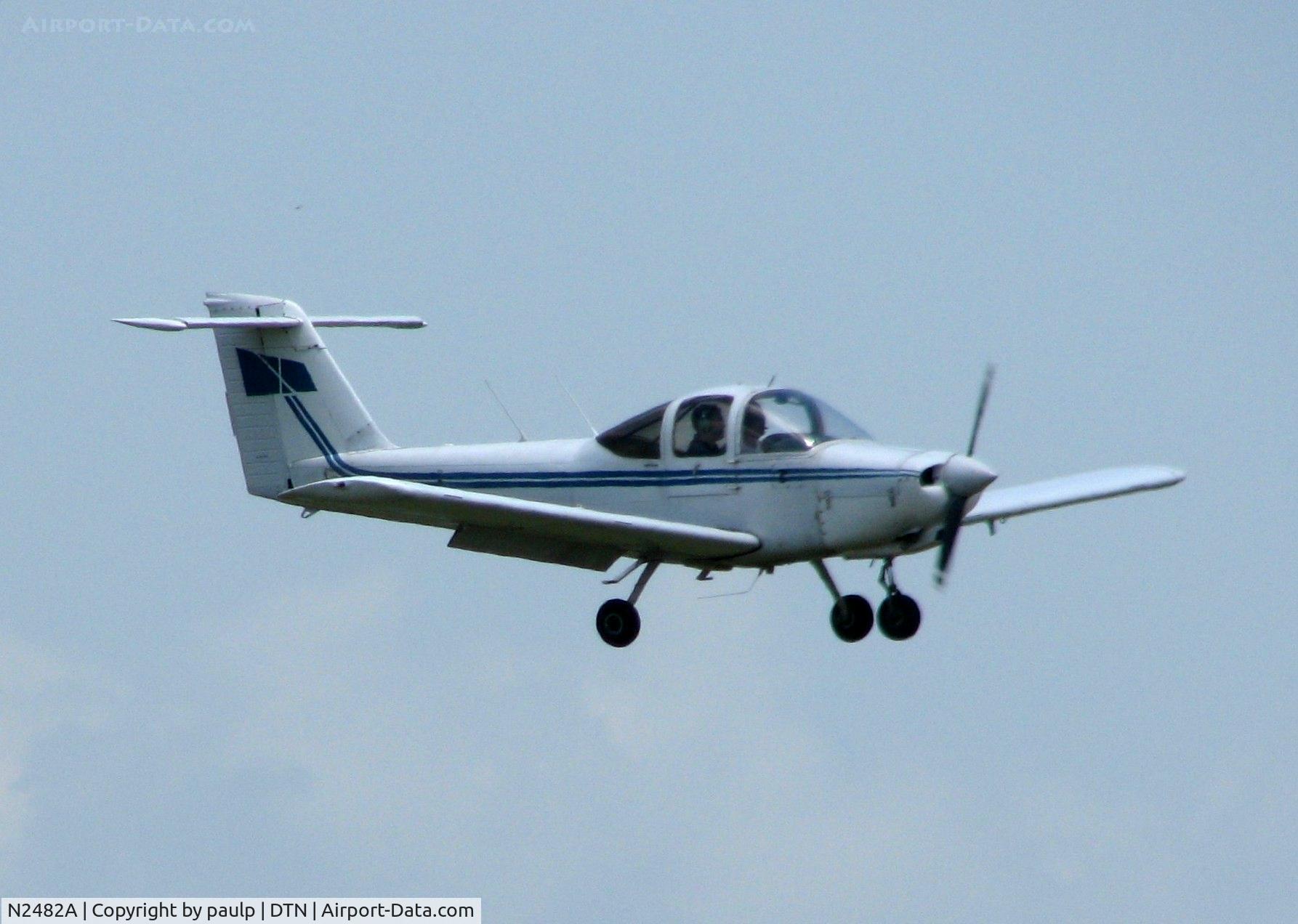 N2482A, 1978 Piper PA-38-112 Tomahawk C/N 38-78A0706, Landing at Shreveport's Downtown Airport.