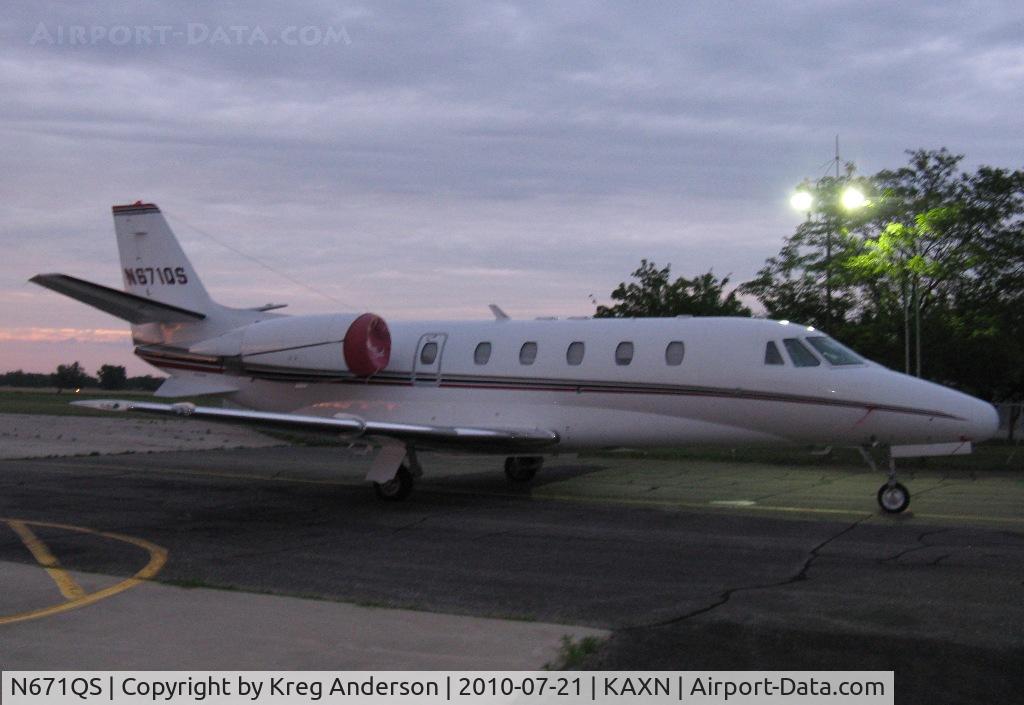 N671QS, 2000 Cessna 560XL C/N 560-5071, Cessna 560XL Citation by the fuel pumps.