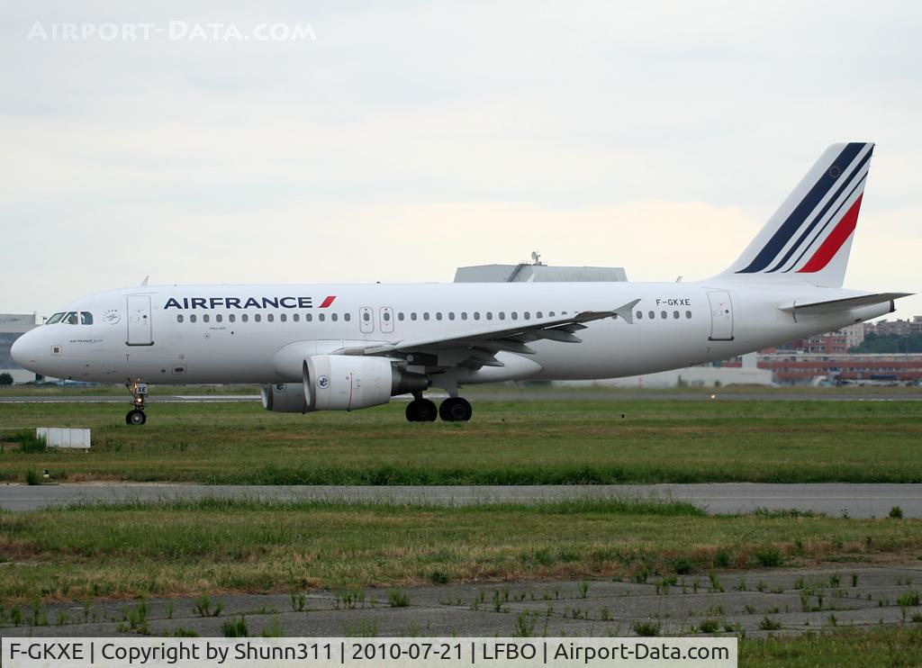 F-GKXE, 2002 Airbus A320-214 C/N 1879, Now in full new c/s... Taxiing holding point rwy 32R for departure...