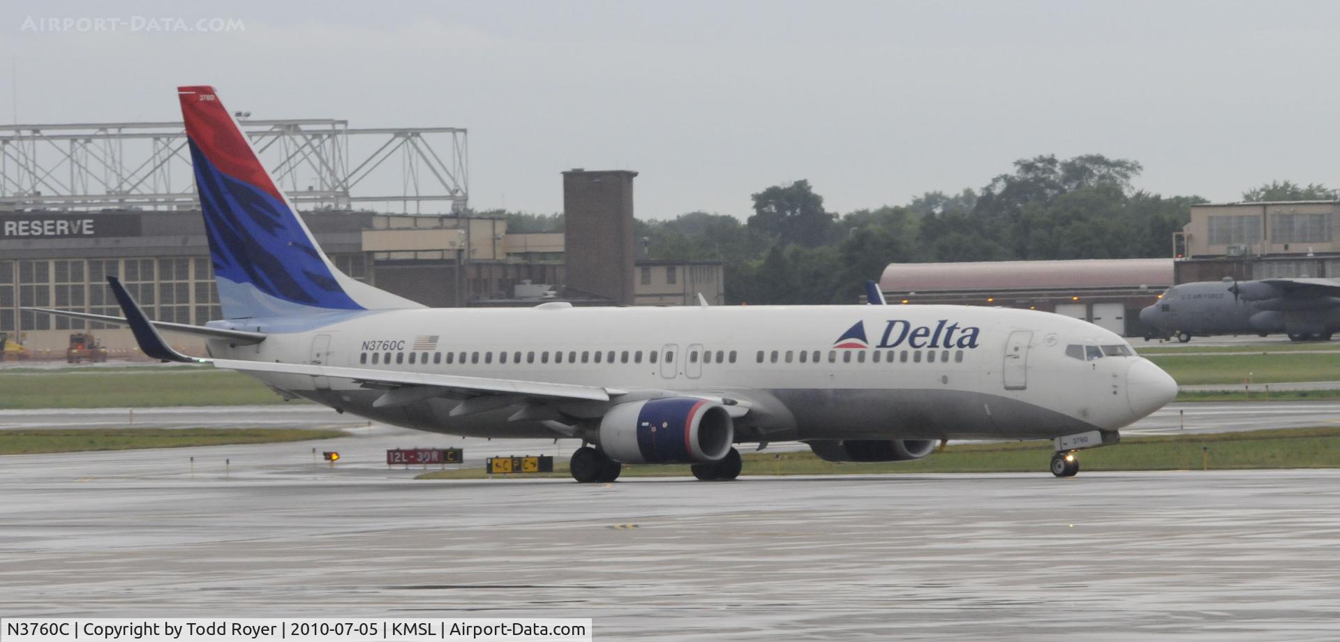 N3760C, 2001 Boeing 737-832 C/N 30816, taxiing at KMSP