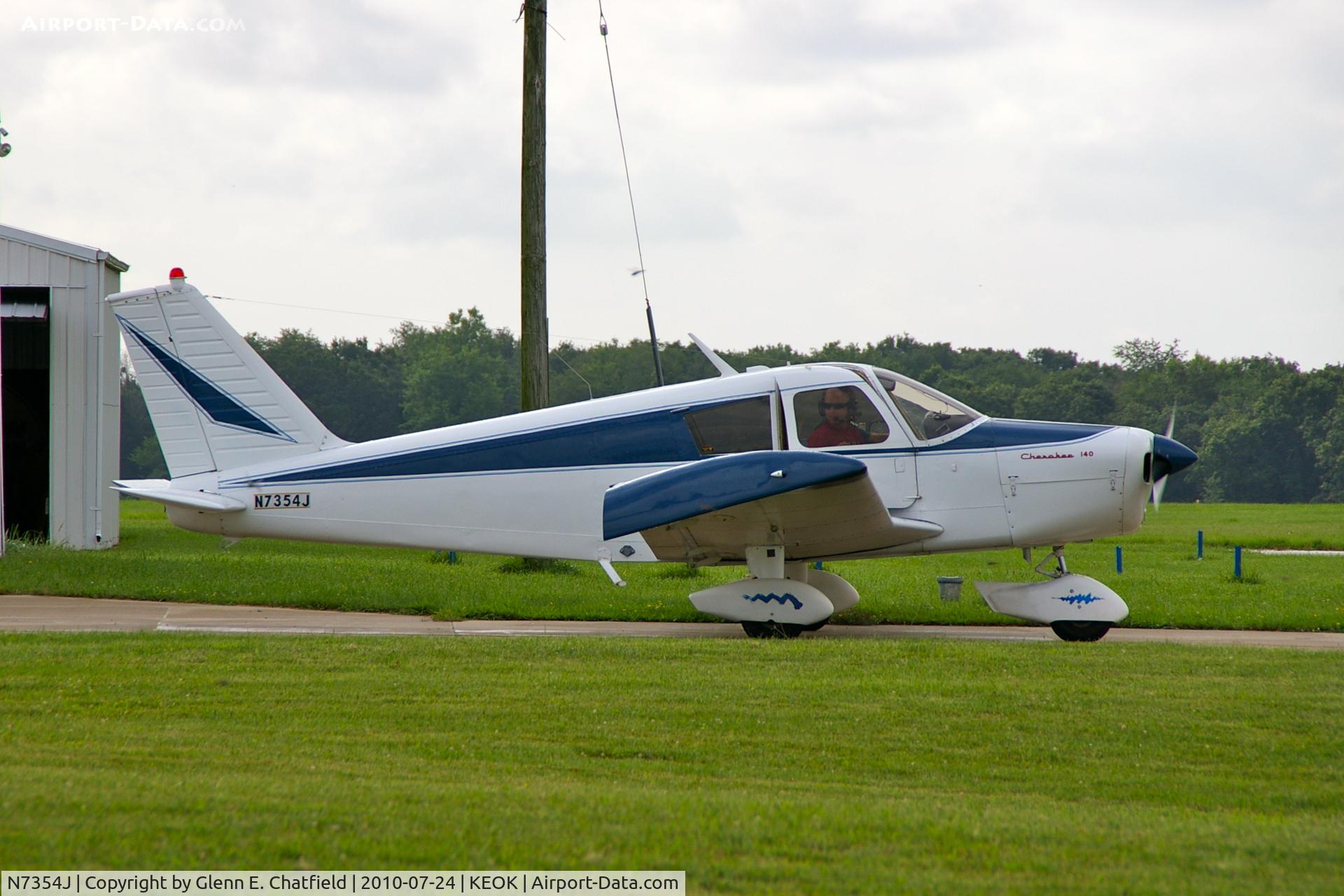 N7354J, 1968 Piper PA-28-140 C/N 28-24706, Taxiing for departure