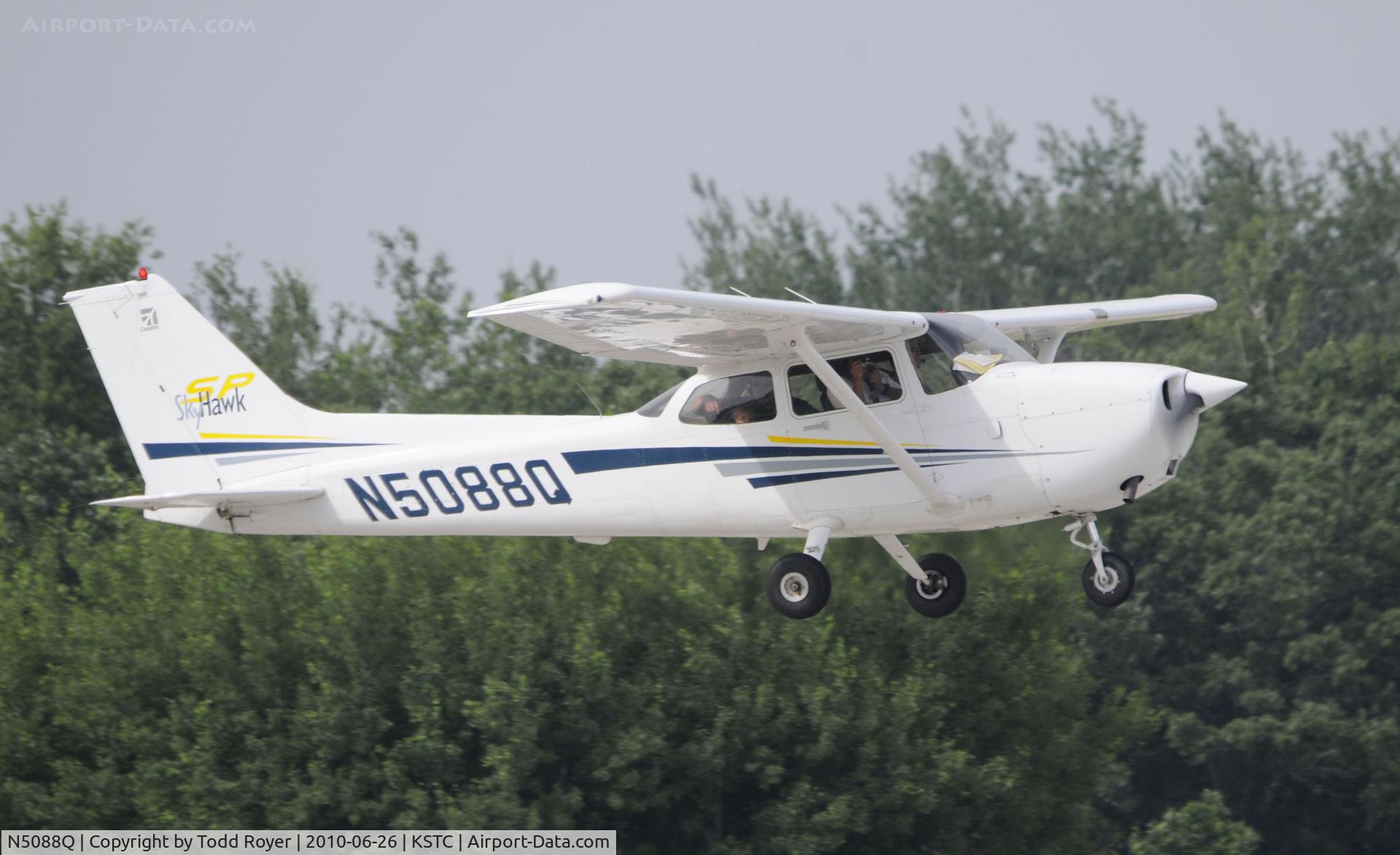 N5088Q, 2001 Cessna 172S C/N 172S8972, Departing St Cloud Regional