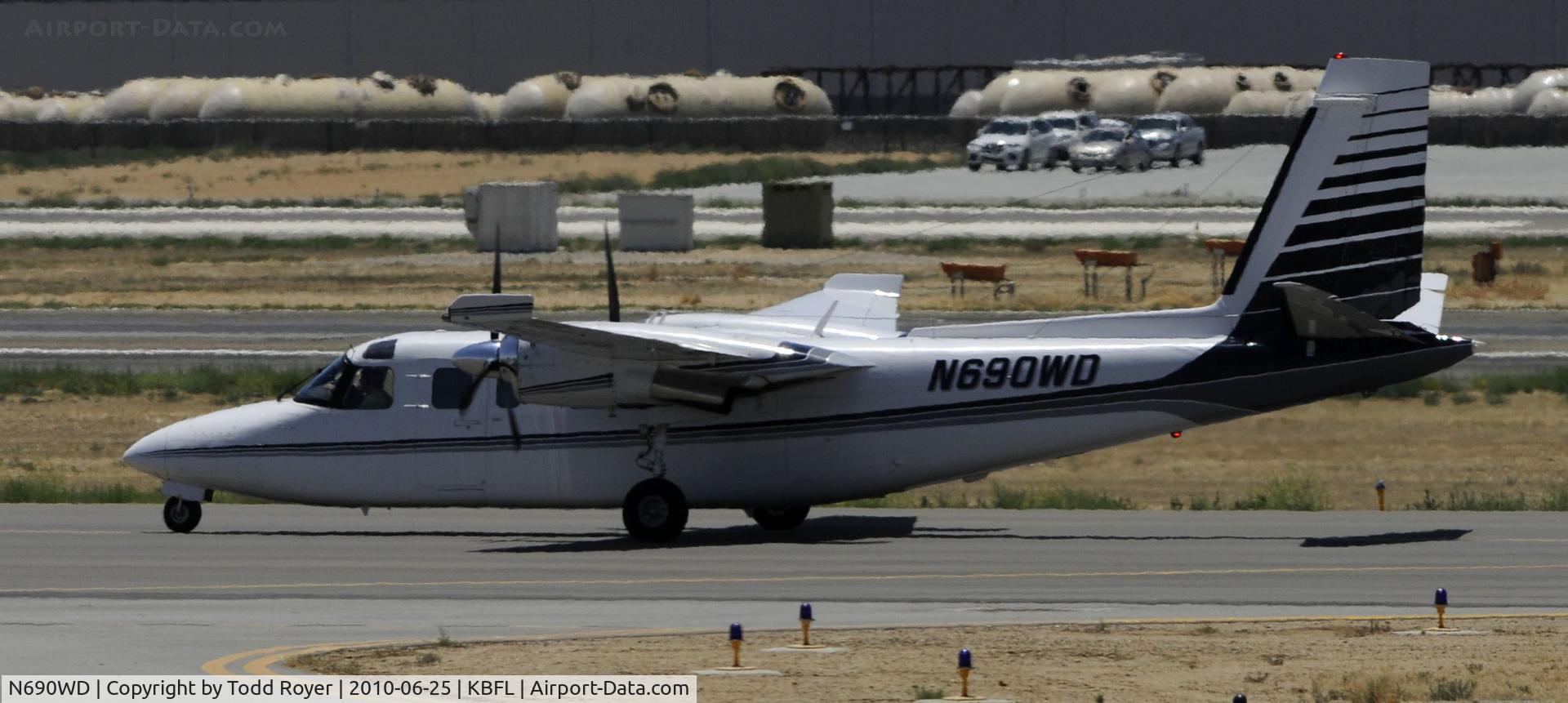 N690WD, Aero Commander 690A Turbo Commander C/N 11176, taxiing at Bakersfield