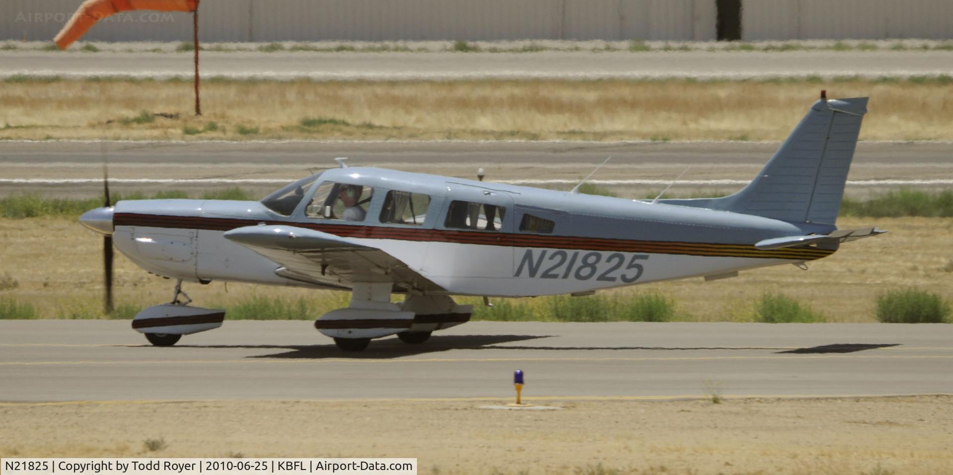 N21825, 1978 Piper PA-32-300 Cherokee Six Cherokee Six C/N 32-7840189, taxiing at Bakersfield