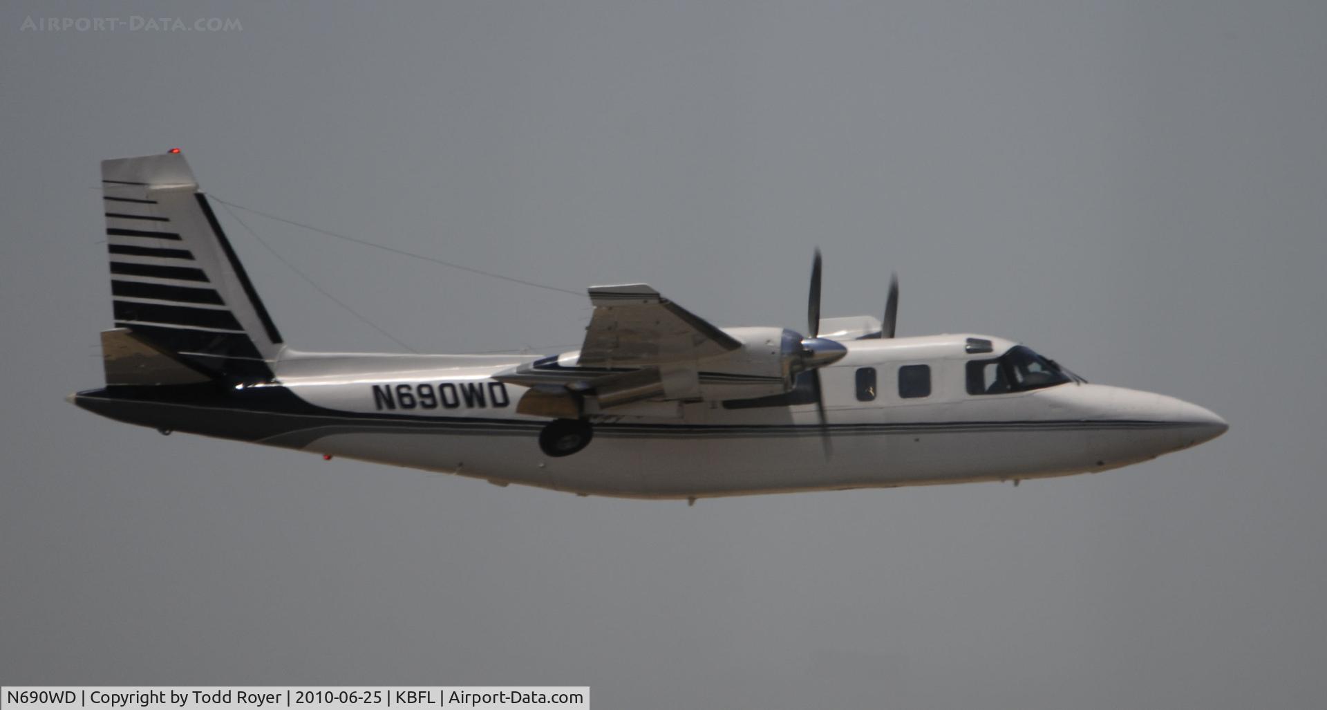 N690WD, Aero Commander 690A Turbo Commander C/N 11176, departing Bakersfield