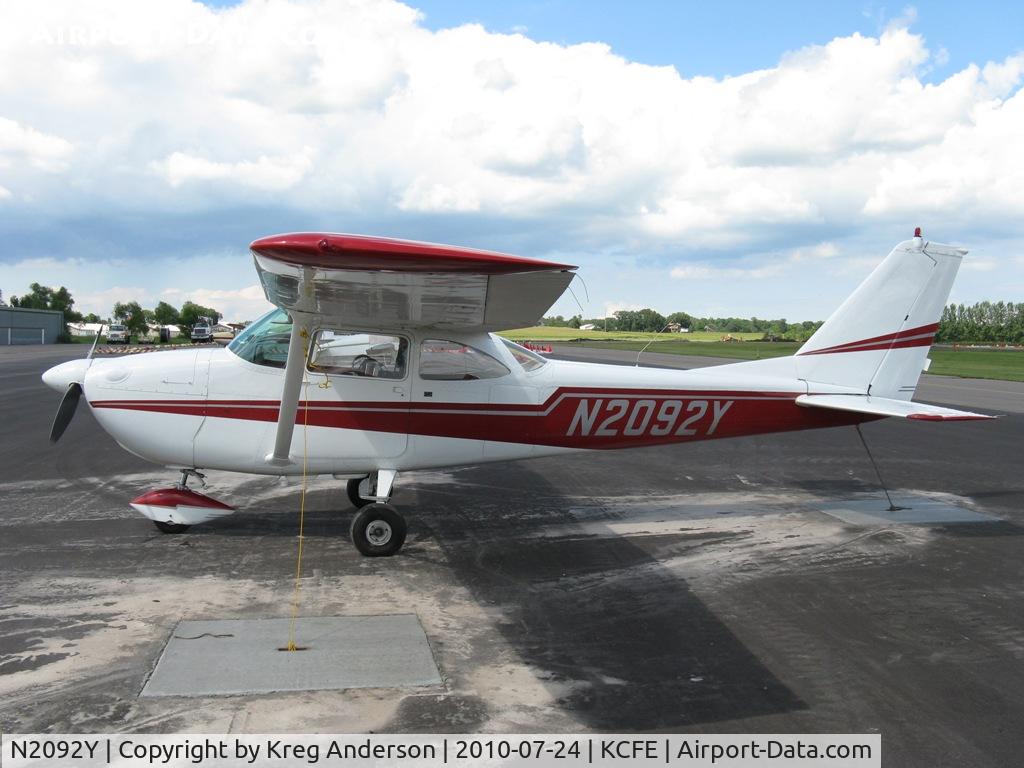 N2092Y, 1962 Cessna 172D C/N 17249592, Cessna 172D Skyhawk on the line.