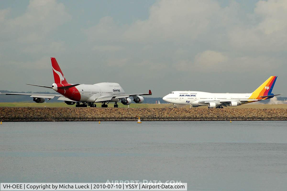 VH-OEE, 2002 Boeing 747-438/ER C/N 32909, Meeting DQ-FJL