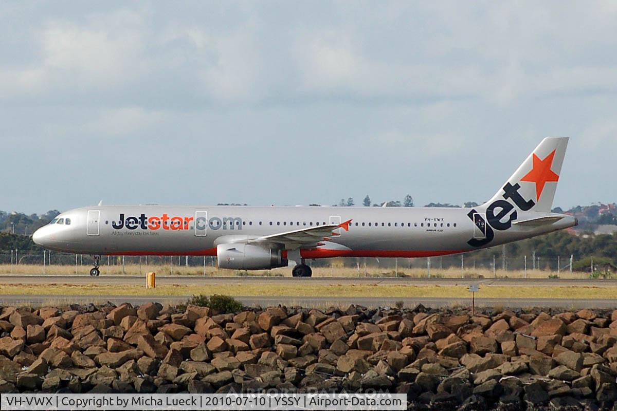 VH-VWX, 2009 Airbus A321-231 C/N 3899, At Sydney