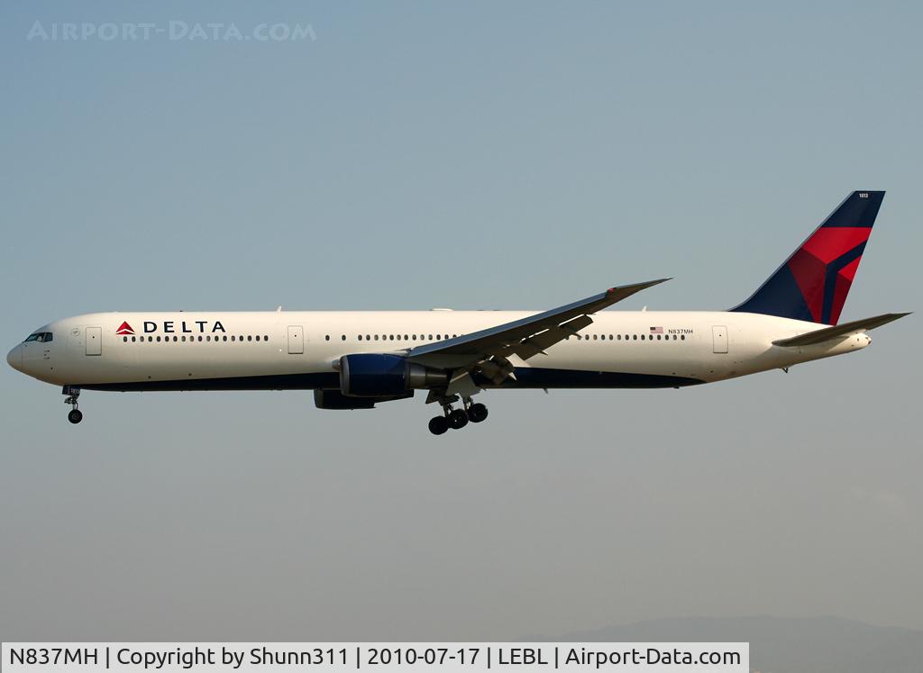 N837MH, 2000 Boeing 767-432/ER C/N 29710, Landing rwy 25R in new c/s