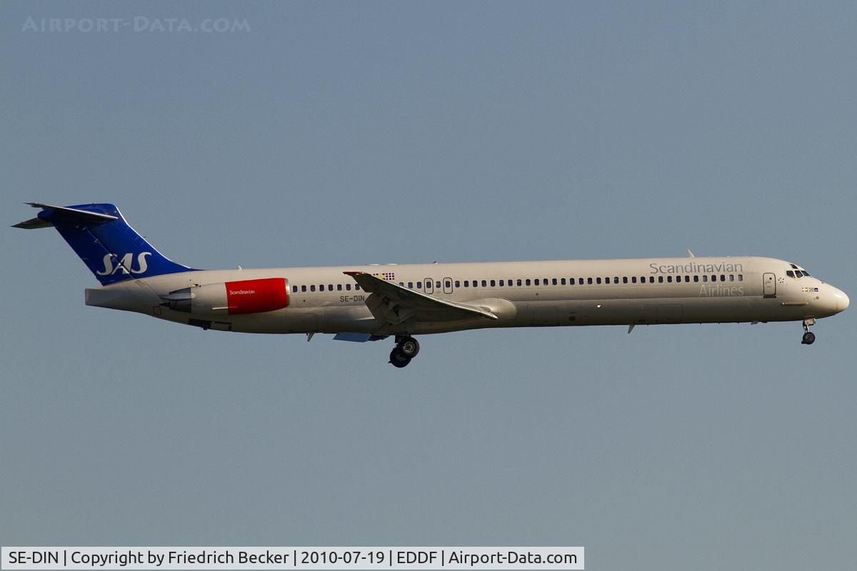 SE-DIN, 1990 McDonnell Douglas MD-82 (DC-9-82) C/N 49999, on final RW07R