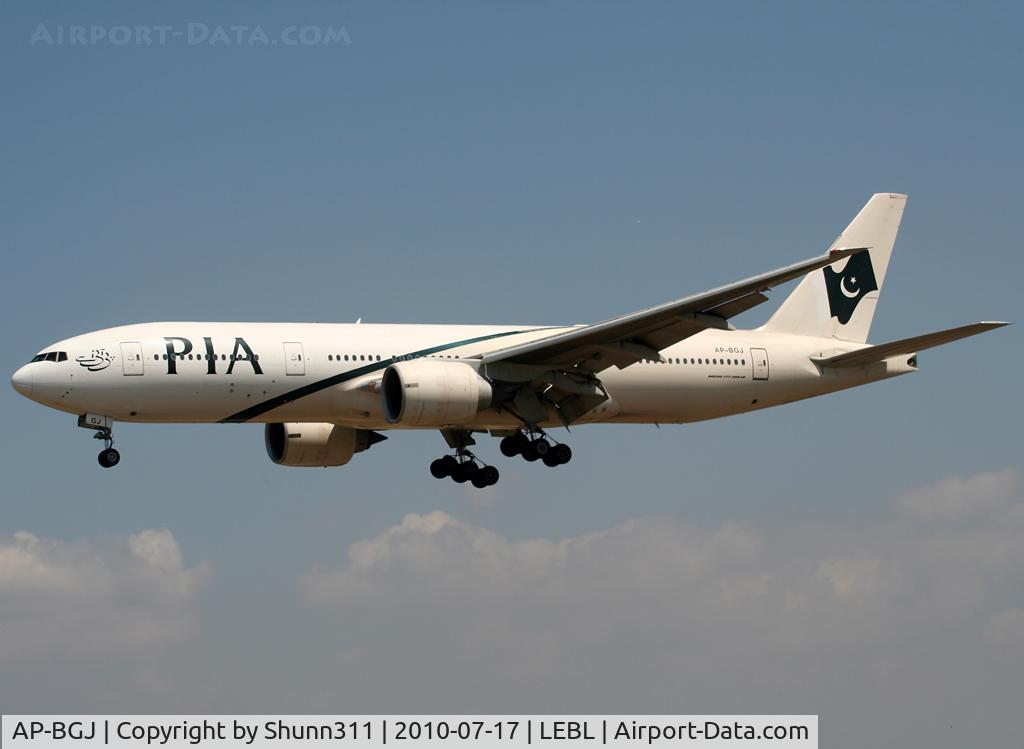 AP-BGJ, 2003 Boeing 777-240/ER C/N 33775, Landing rwy 25R