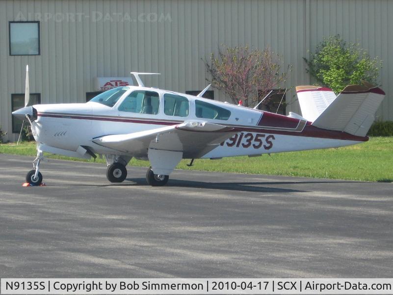 N9135S, 1976 Beech V35B Bonanza C/N D-9874, On the ramp at Oneida, Tennessee
