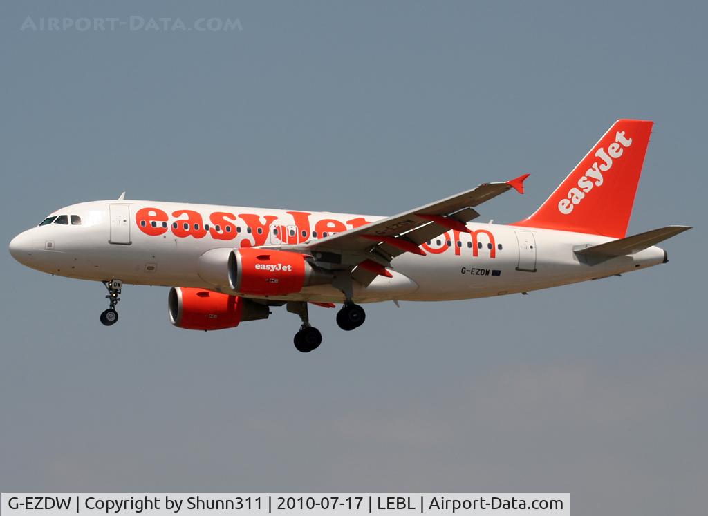 G-EZDW, 2008 Airbus A319-111 C/N 3746, Landing rwy 25R