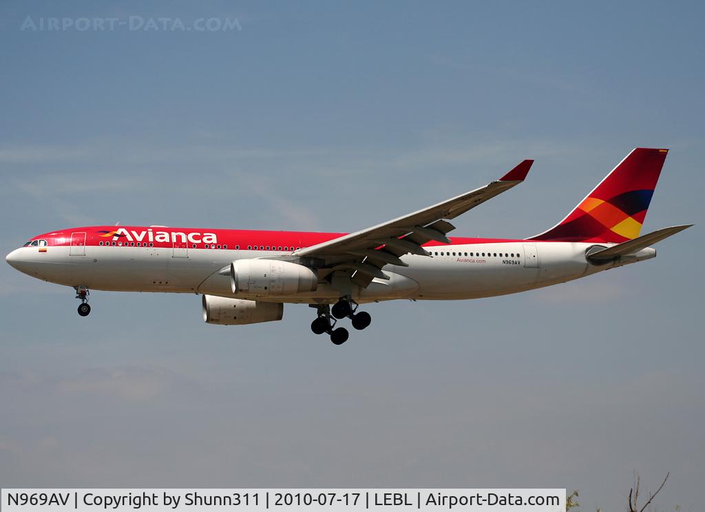 N969AV, 2009 Airbus A330-243 C/N 1016, Landing rwy 25R