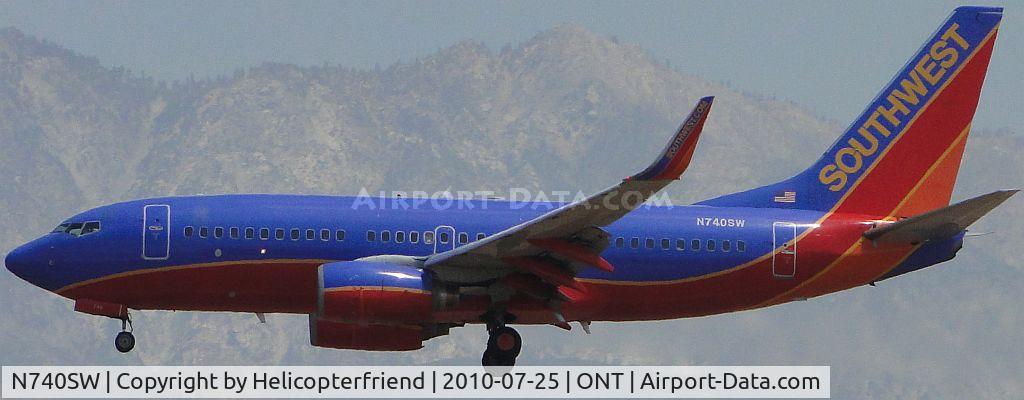 N740SW, 1998 Boeing 737-7H4 C/N 29276, On final to 26R