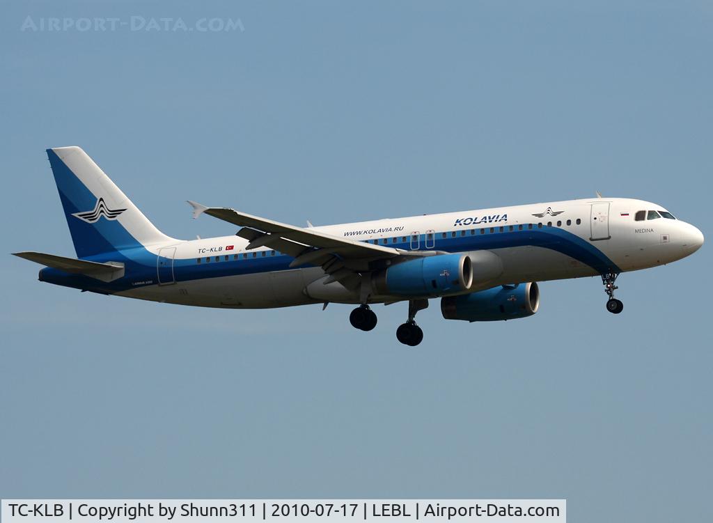 TC-KLB, 2003 Airbus A320-232 C/N 2077, Landing rwy 25R
