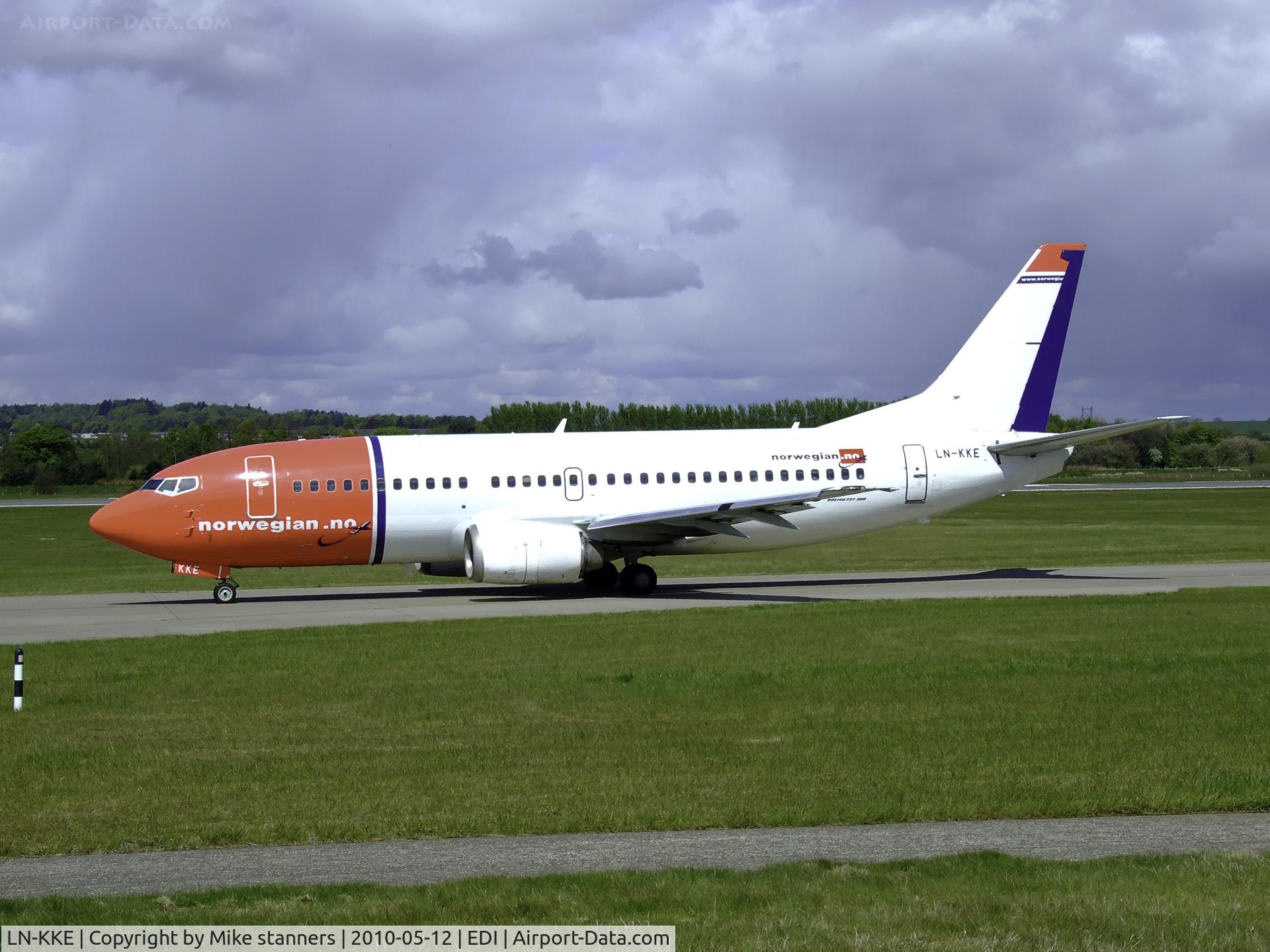 LN-KKE, 1994 Boeing 737-33A C/N 27285, Norwegian air shuttle B737 Taxiing to runway 06