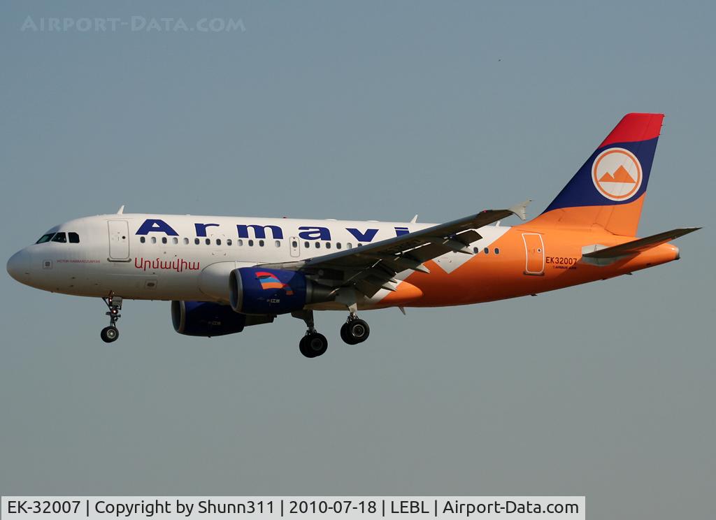 EK-32007, 2009 Airbus A319-111 C/N 3834, Landing rwy 25R
