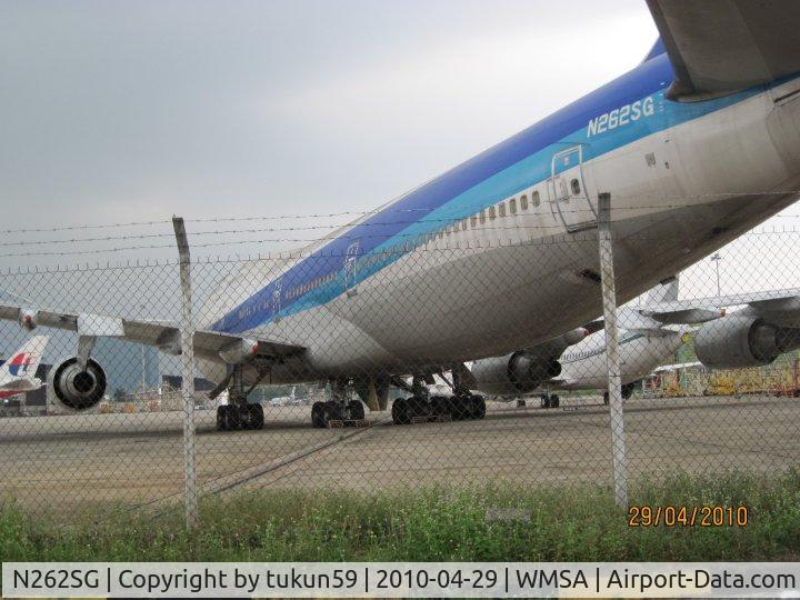N262SG, 1999 Boeing 747-481 C/N 29262, Out-site MAS hanger.
