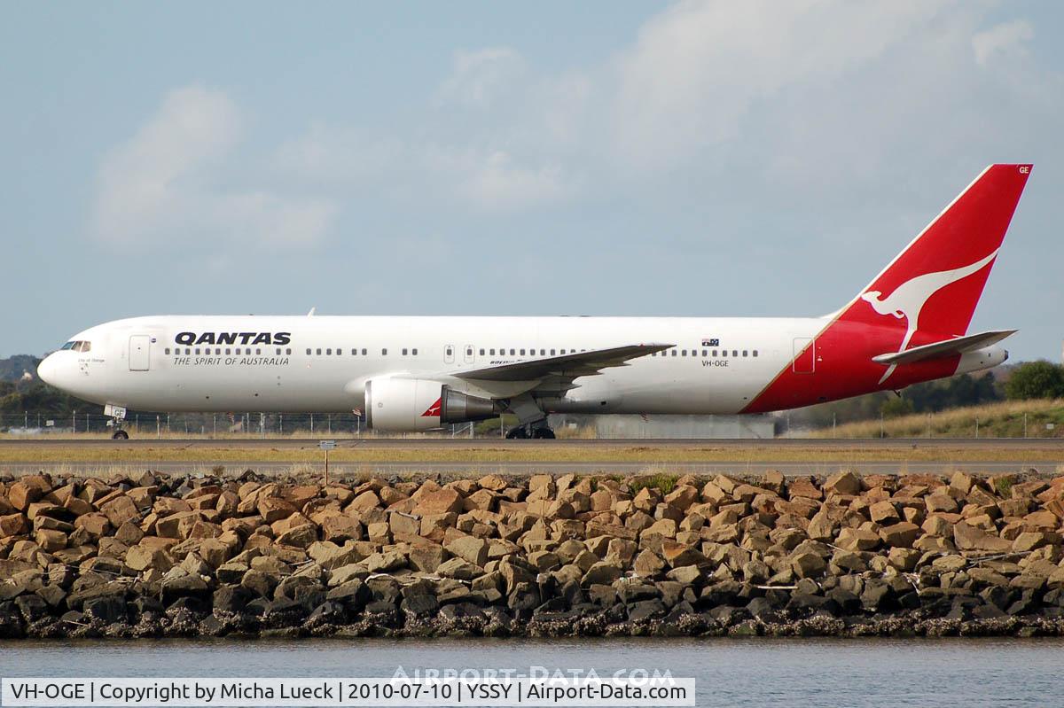 VH-OGE, 1989 Boeing 767-338/ER C/N 24531, At Sydney