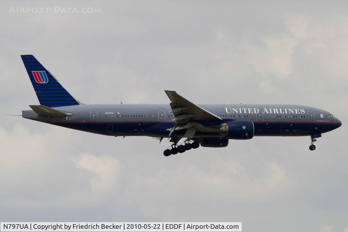 N797UA, 1998 Boeing 777-222 C/N 26924, on final RW07R