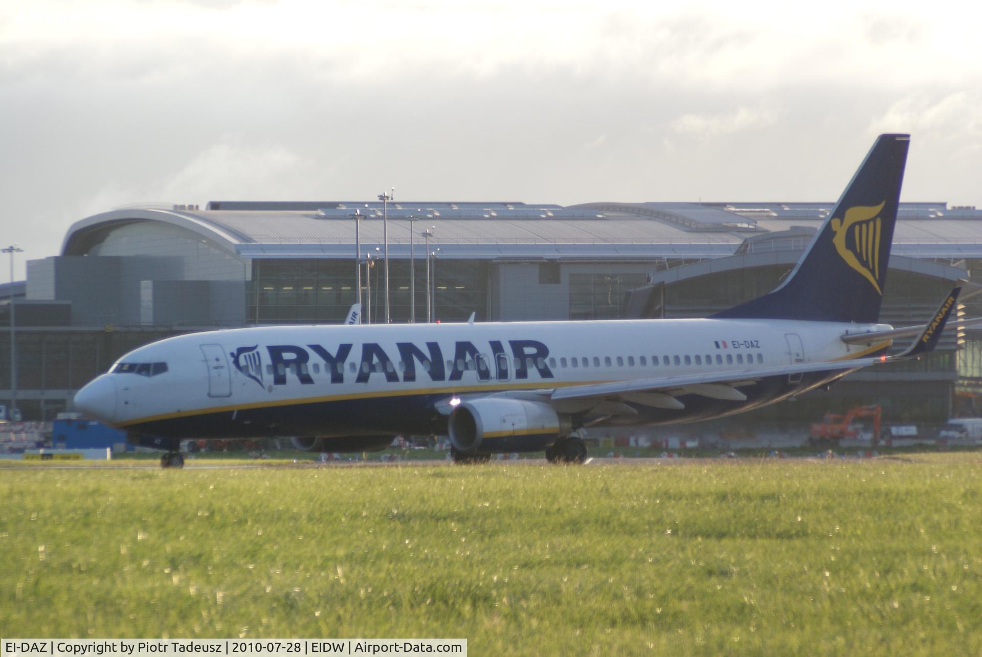 EI-DAZ, 2004 Boeing 737-8AS C/N 33559, on runway